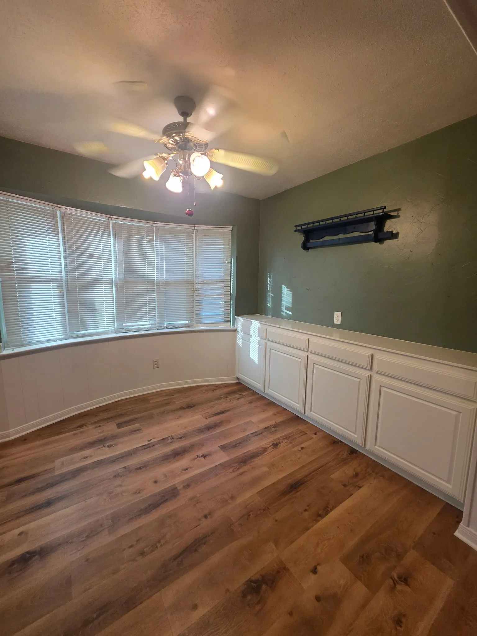 Single Family Residence For Sale in Dallas County , 1914 Surrey Circle, Grand Prairie, Texas 75050, 3 Bedroom, 2 Bathroom, 2 Garage spaces, 1,798 Sqft, built in 1964, mls#21342675, Real Estate Agent in Grand Prairie, Homes For Sale in Dallas county, Homes For Sale in Grand Prairie, Realtor in Grand Prairie Texas, Real Estate Brokerage Independent Realty Texas, Luminita Cordes Realtor