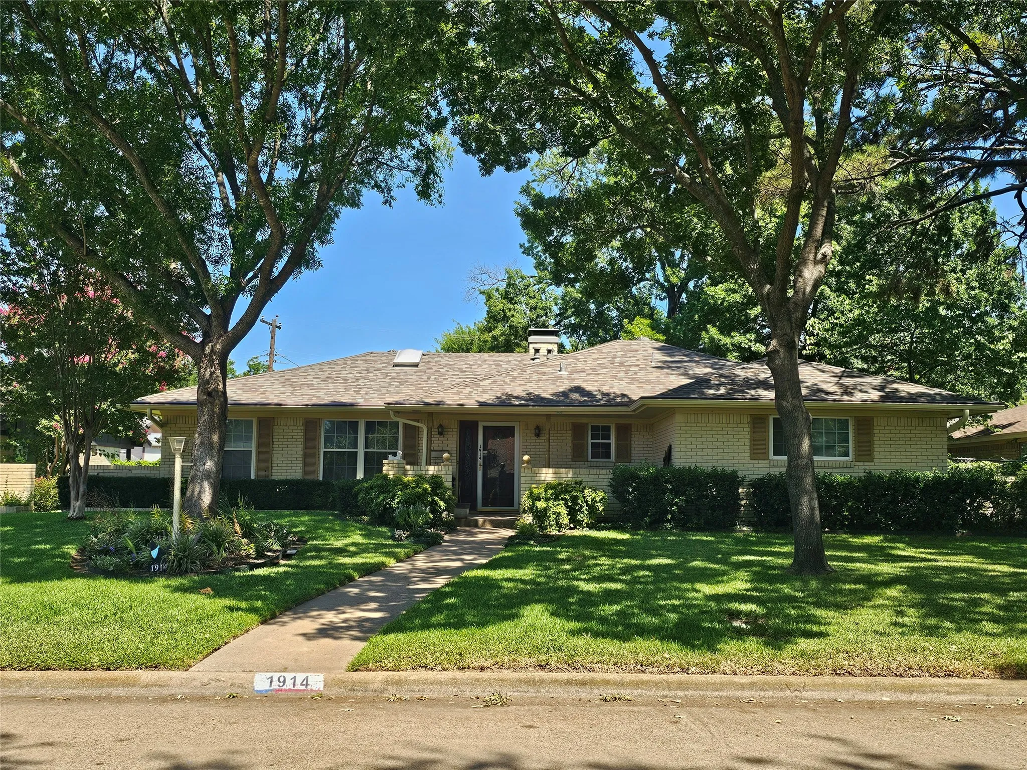 Single Family Residence For Sale in Dallas County , 1914 Surrey Circle, Grand Prairie, Texas 75050, 3 Bedroom, 2 Bathroom, 2 Garage spaces, 1,798 Sqft, built in 1964, mls#21342675, Real Estate Agent in Grand Prairie, Homes For Sale in Dallas county, Homes For Sale in Grand Prairie, Realtor in Grand Prairie Texas, Real Estate Brokerage Independent Realty Texas, Luminita Cordes Realtor