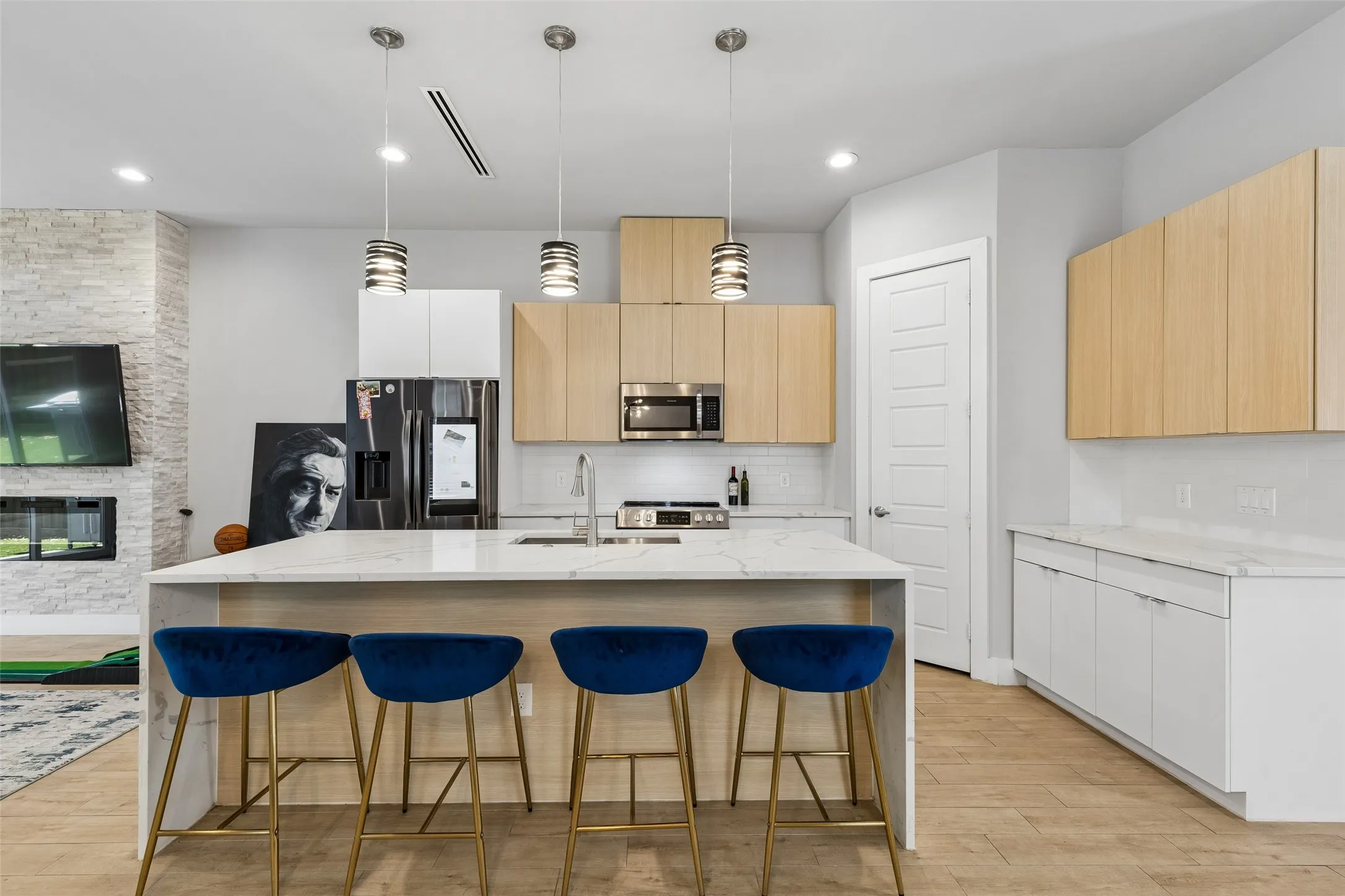 Single Family Residence For Sale in Dallas County , 2603 Crossman Avenue, Dallas, Texas 75212, 3 Bedrooms, 4 Bathrooms, 1 Garage spaces, 2,520 Sqft, built in 2020, Price $600,000, mls#21343083, Real Estate Agent in Dallas, Homes For Sale in Dallas county, Homes For Sale in Dallas, Realtor in Dallas Texas, Real Estate Brokerage Independent Realty Texas, Luminita Cordes Realtor