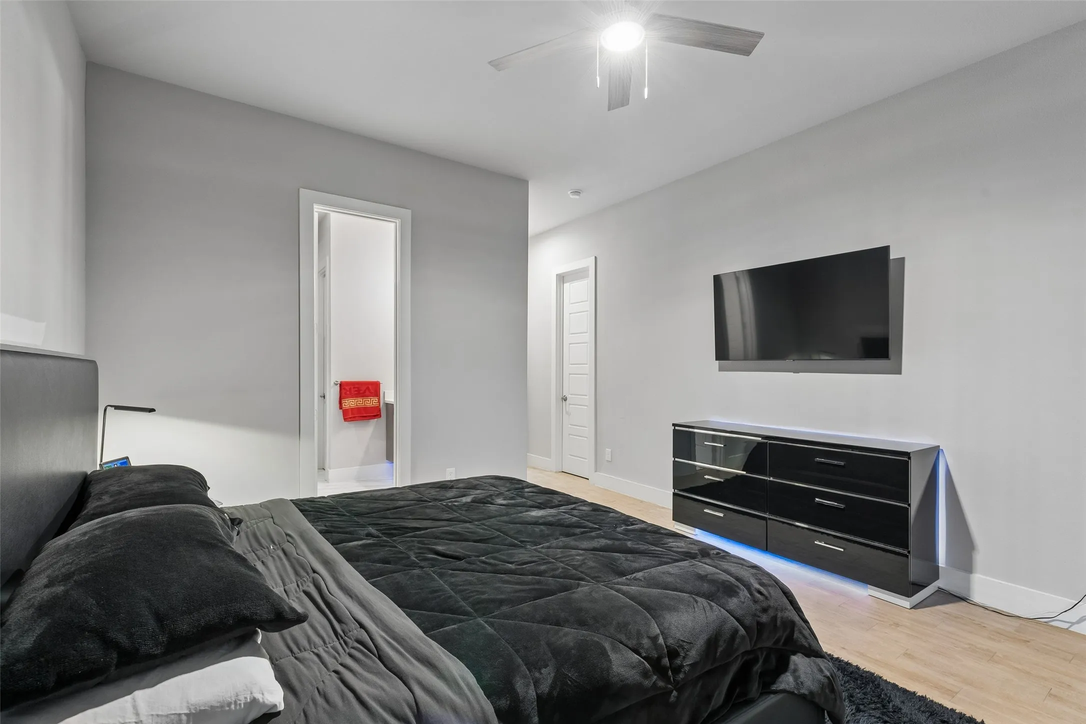 Single Family Residence For Sale in Dallas County , 2603 Crossman Avenue, Dallas, Texas 75212, 3 Bedrooms, 4 Bathrooms, 1 Garage spaces, 2,520 Sqft, built in 2020, Price $600,000, mls#21343083, Real Estate Agent in Dallas, Homes For Sale in Dallas county, Homes For Sale in Dallas, Realtor in Dallas Texas, Real Estate Brokerage Independent Realty Texas, Luminita Cordes Realtor