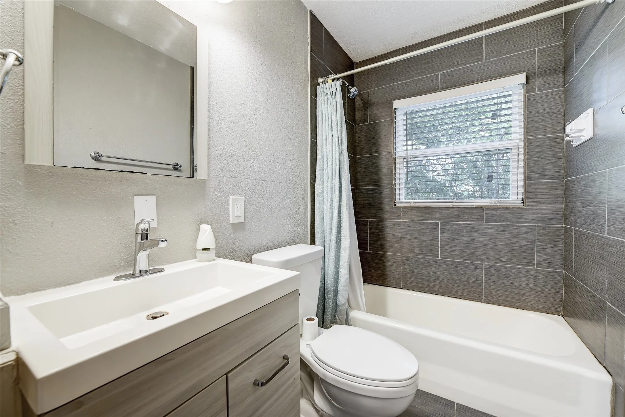 Single Family Residence For Rent in Tarrant County , 802 E Dallas Street, Mansfield, Texas 76063, 3 Bedroom, 1 Bathroom, Garage spaces, 1,322 Sqft, built in 1955, mls#21343075, Real Estate Agent in Mansfield, Homes For Rent in Tarrant county, Homes For Rent in Mansfield, Realtor in Mansfield Texas, Real Estate Brokerage Independent Realty Texas, Luminita Cordes Realtor
