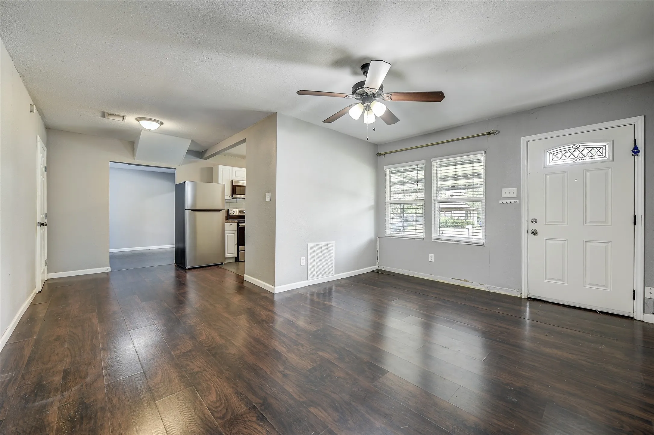 Single Family Residence For Rent in Tarrant County , 802 E Dallas Street, Mansfield, Texas 76063, 3 Bedroom, 1 Bathroom, Garage spaces, 1,322 Sqft, built in 1955, mls#21343075, Real Estate Agent in Mansfield, Homes For Rent in Tarrant county, Homes For Rent in Mansfield, Realtor in Mansfield Texas, Real Estate Brokerage Independent Realty Texas, Luminita Cordes Realtor