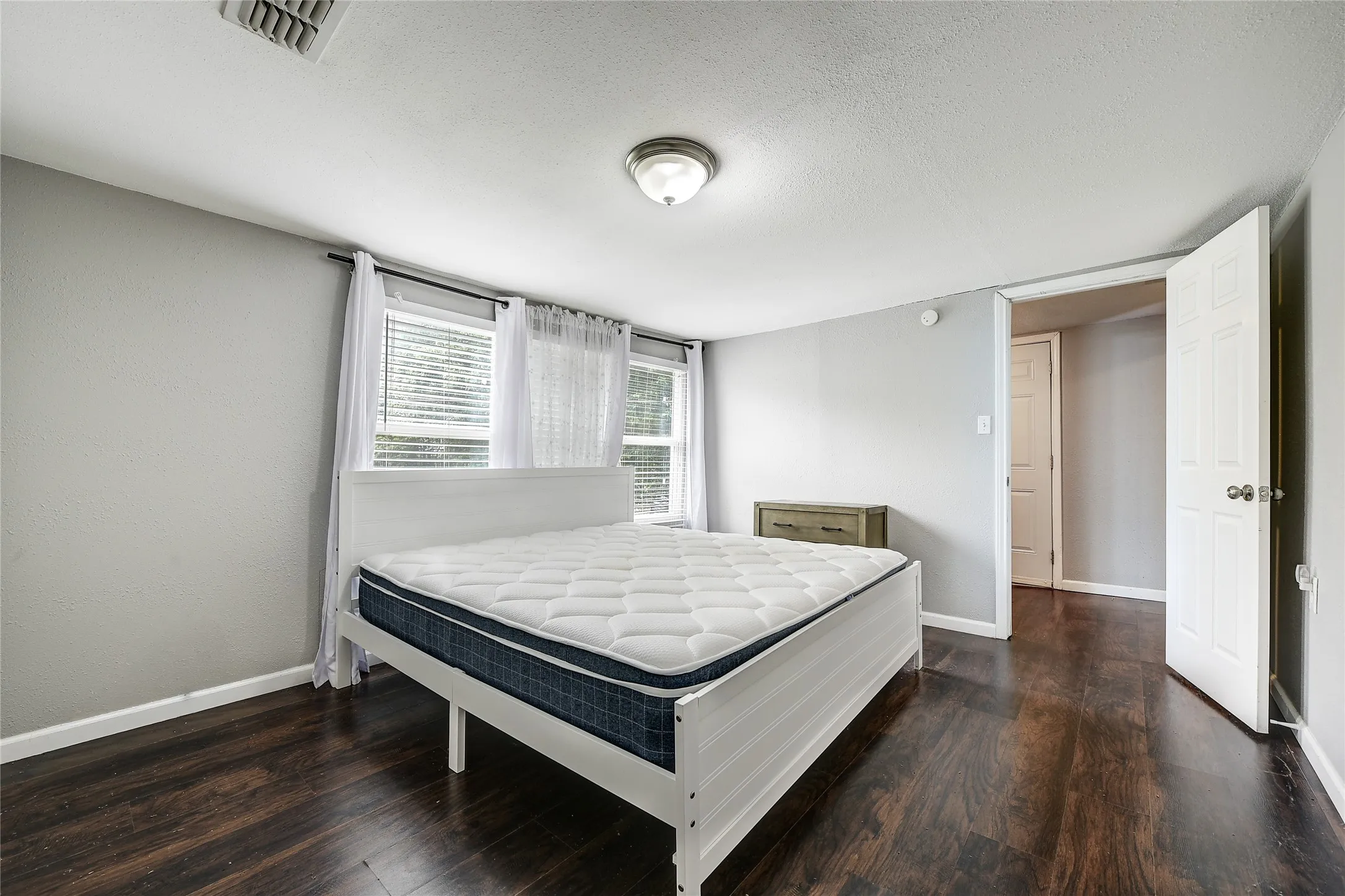 Single Family Residence For Rent in Tarrant County , 802 E Dallas Street, Mansfield, Texas 76063, 3 Bedroom, 1 Bathroom, Garage spaces, 1,322 Sqft, built in 1955, mls#21343075, Real Estate Agent in Mansfield, Homes For Rent in Tarrant county, Homes For Rent in Mansfield, Realtor in Mansfield Texas, Real Estate Brokerage Independent Realty Texas, Luminita Cordes Realtor
