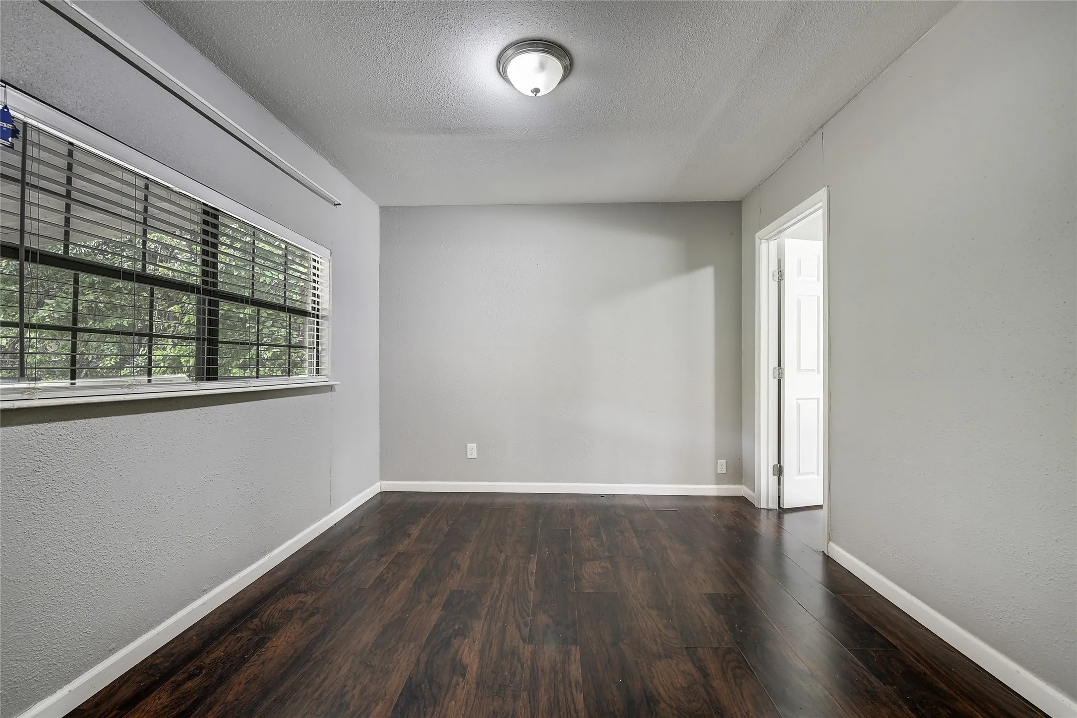 Single Family Residence For Rent in Tarrant County , 802 E Dallas Street, Mansfield, Texas 76063, 3 Bedroom, 1 Bathroom, Garage spaces, 1,322 Sqft, built in 1955, mls#21343075, Real Estate Agent in Mansfield, Homes For Rent in Tarrant county, Homes For Rent in Mansfield, Realtor in Mansfield Texas, Real Estate Brokerage Independent Realty Texas, Luminita Cordes Realtor