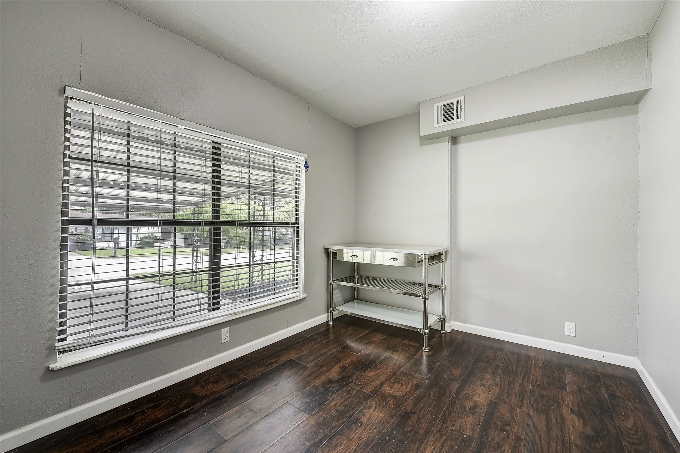 Single Family Residence For Rent in Tarrant County , 802 E Dallas Street, Mansfield, Texas 76063, 3 Bedroom, 1 Bathroom, Garage spaces, 1,322 Sqft, built in 1955, mls#21343075, Real Estate Agent in Mansfield, Homes For Rent in Tarrant county, Homes For Rent in Mansfield, Realtor in Mansfield Texas, Real Estate Brokerage Independent Realty Texas, Luminita Cordes Realtor