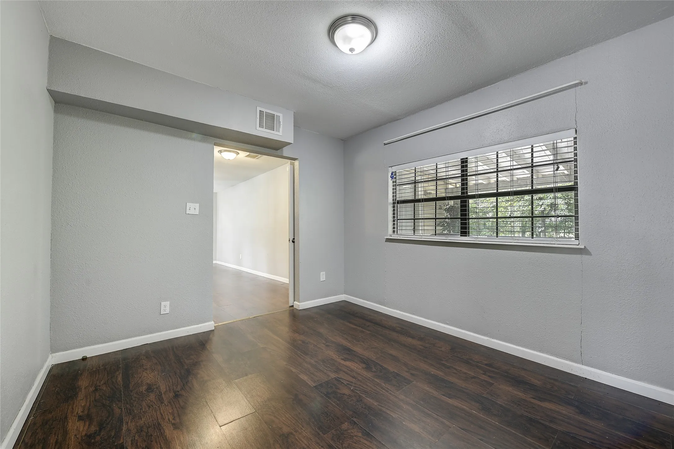 Single Family Residence For Rent in Tarrant County , 802 E Dallas Street, Mansfield, Texas 76063, 3 Bedroom, 1 Bathroom, Garage spaces, 1,322 Sqft, built in 1955, mls#21343075, Real Estate Agent in Mansfield, Homes For Rent in Tarrant county, Homes For Rent in Mansfield, Realtor in Mansfield Texas, Real Estate Brokerage Independent Realty Texas, Luminita Cordes Realtor