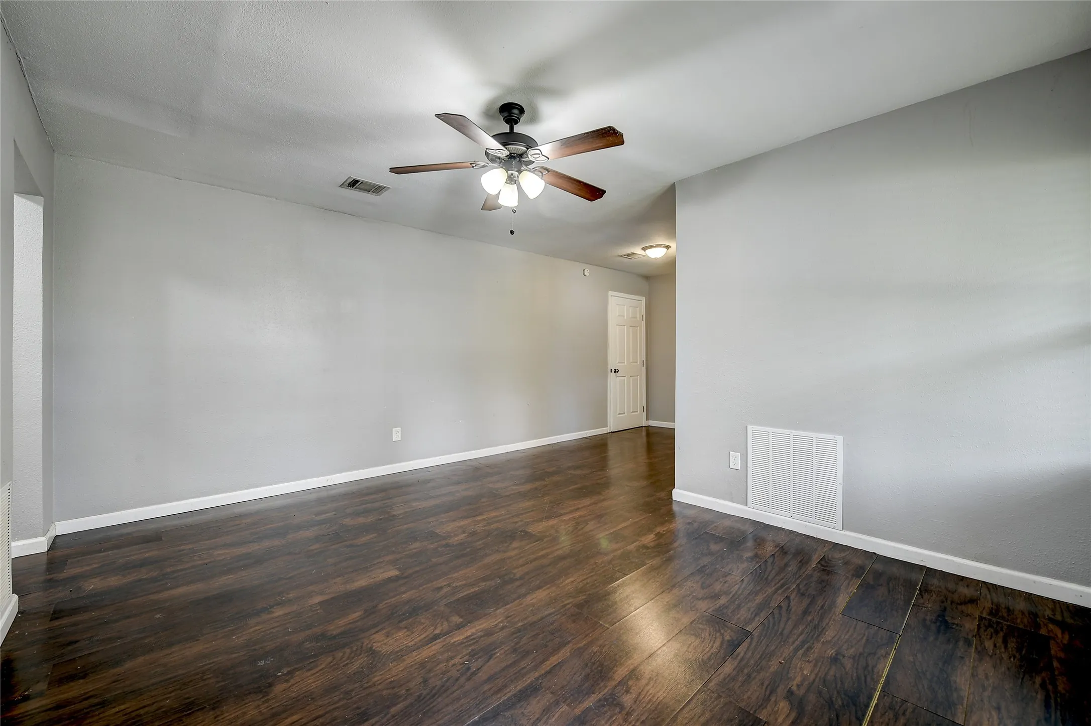 Single Family Residence For Rent in Tarrant County , 802 E Dallas Street, Mansfield, Texas 76063, 3 Bedroom, 1 Bathroom, Garage spaces, 1,322 Sqft, built in 1955, mls#21343075, Real Estate Agent in Mansfield, Homes For Rent in Tarrant county, Homes For Rent in Mansfield, Realtor in Mansfield Texas, Real Estate Brokerage Independent Realty Texas, Luminita Cordes Realtor