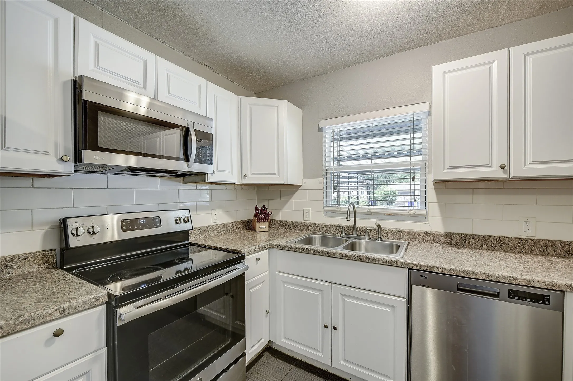 Single Family Residence For Rent in Tarrant County , 802 E Dallas Street, Mansfield, Texas 76063, 3 Bedroom, 1 Bathroom, Garage spaces, 1,322 Sqft, built in 1955, mls#21343075, Real Estate Agent in Mansfield, Homes For Rent in Tarrant county, Homes For Rent in Mansfield, Realtor in Mansfield Texas, Real Estate Brokerage Independent Realty Texas, Luminita Cordes Realtor