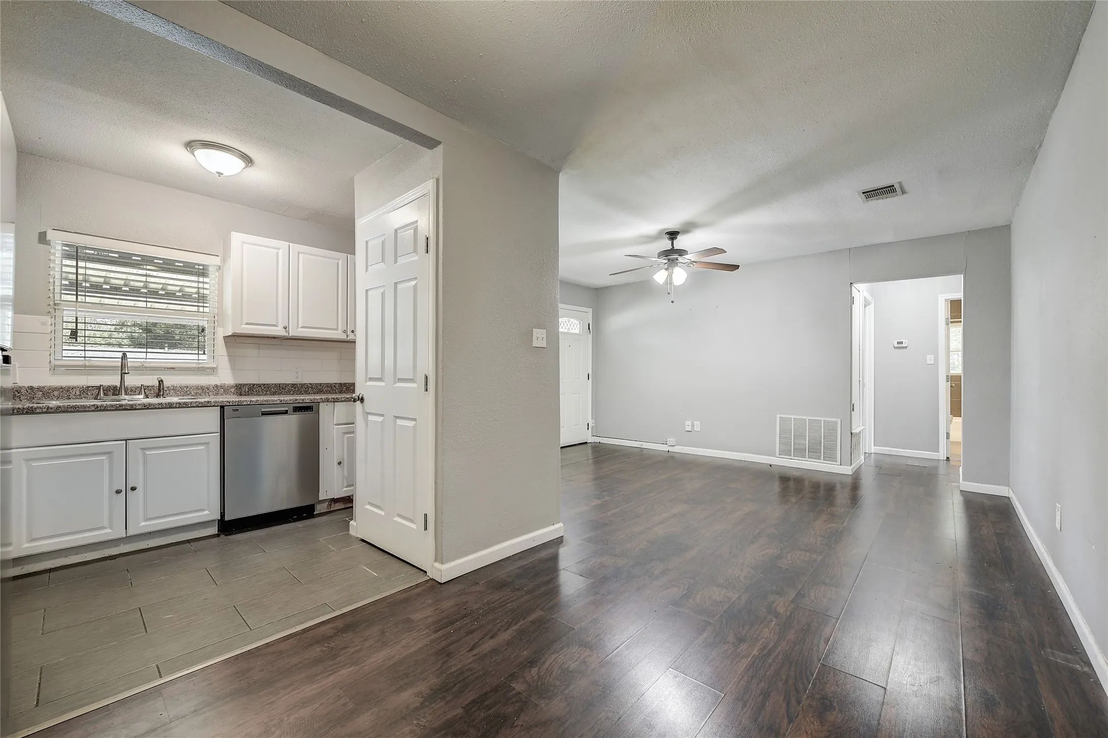 Single Family Residence For Rent in Tarrant County , 802 E Dallas Street, Mansfield, Texas 76063, 3 Bedroom, 1 Bathroom, Garage spaces, 1,322 Sqft, built in 1955, mls#21343075, Real Estate Agent in Mansfield, Homes For Rent in Tarrant county, Homes For Rent in Mansfield, Realtor in Mansfield Texas, Real Estate Brokerage Independent Realty Texas, Luminita Cordes Realtor
