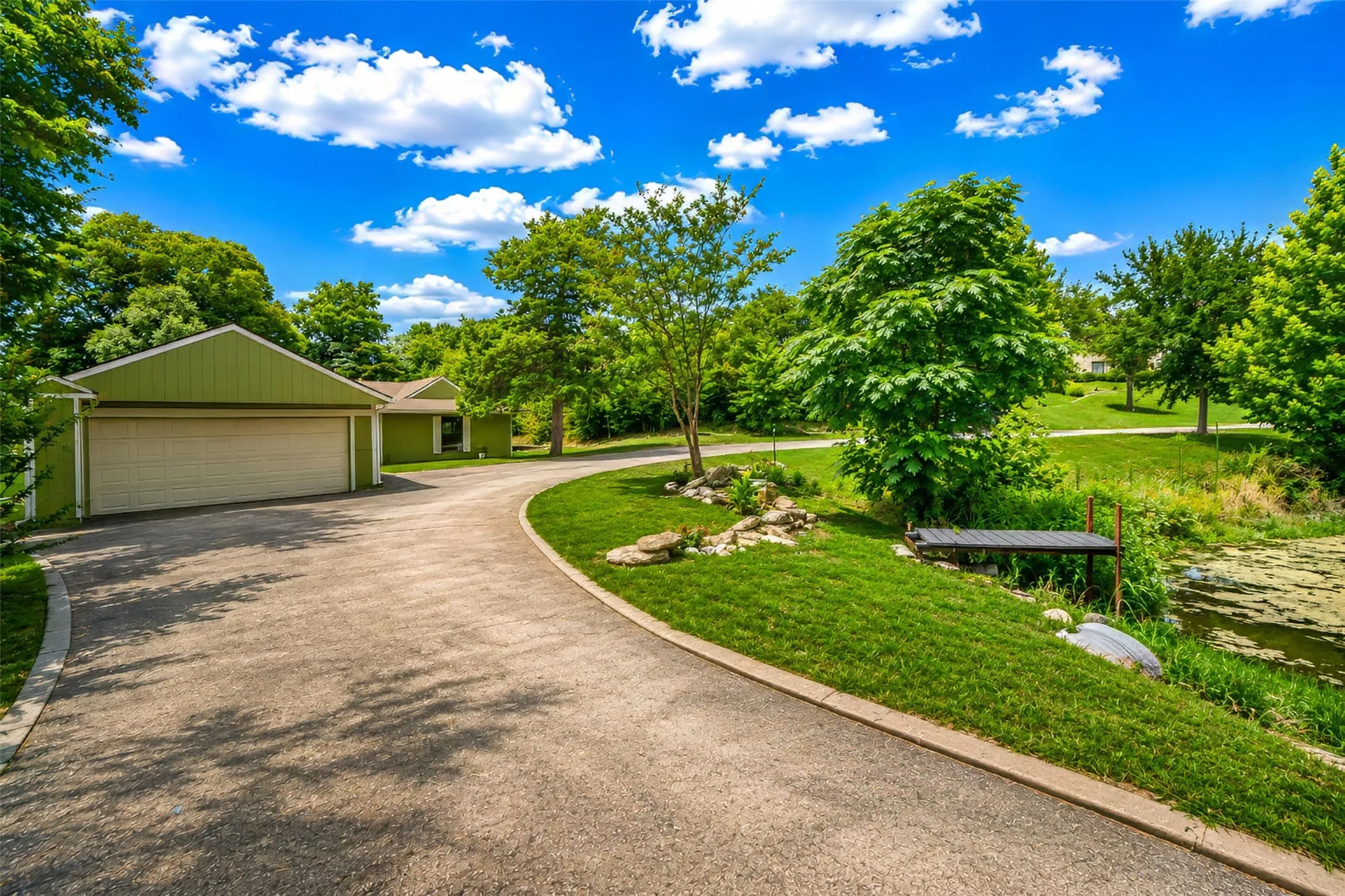 Single Family Residence For Sale in Hill County , 256 Country Club Road, Whitney, Texas 76692, 3 Bedroom, 2 Bathroom, 2 Garage spaces, 2,343 Sqft, built in 1975, mls#21337671, Real Estate Agent in Whitney, Homes For Sale in Hill county, Homes For Sale in Whitney, Realtor in Whitney Texas, Real Estate Brokerage Independent Realty Texas, Luminita Cordes Realtor