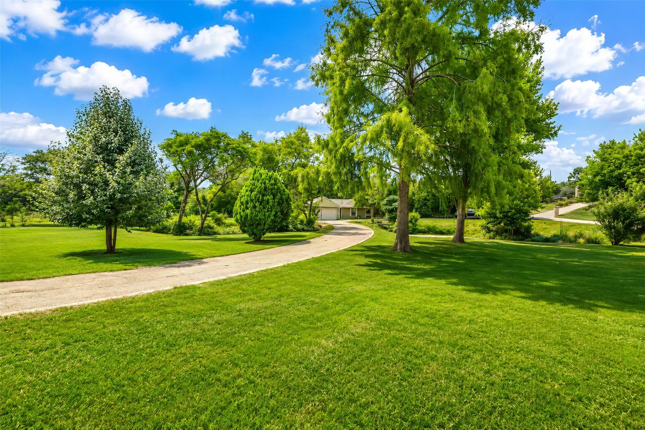 Large circular drive with plenty of parking