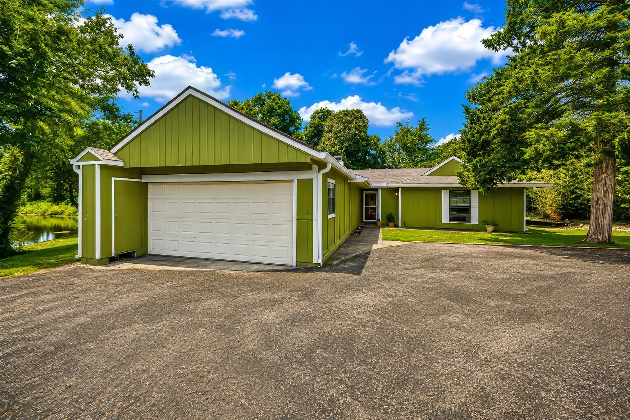 Single Family Residence For Sale in Hill County , 256 Country Club Road, Whitney, Texas 76692, 3 Bedroom, 2 Bathroom, 2 Garage spaces, 2,343 Sqft, built in 1975, mls#21337671, Real Estate Agent in Whitney, Homes For Sale in Hill county, Homes For Sale in Whitney, Realtor in Whitney Texas, Real Estate Brokerage Independent Realty Texas, Luminita Cordes Realtor
