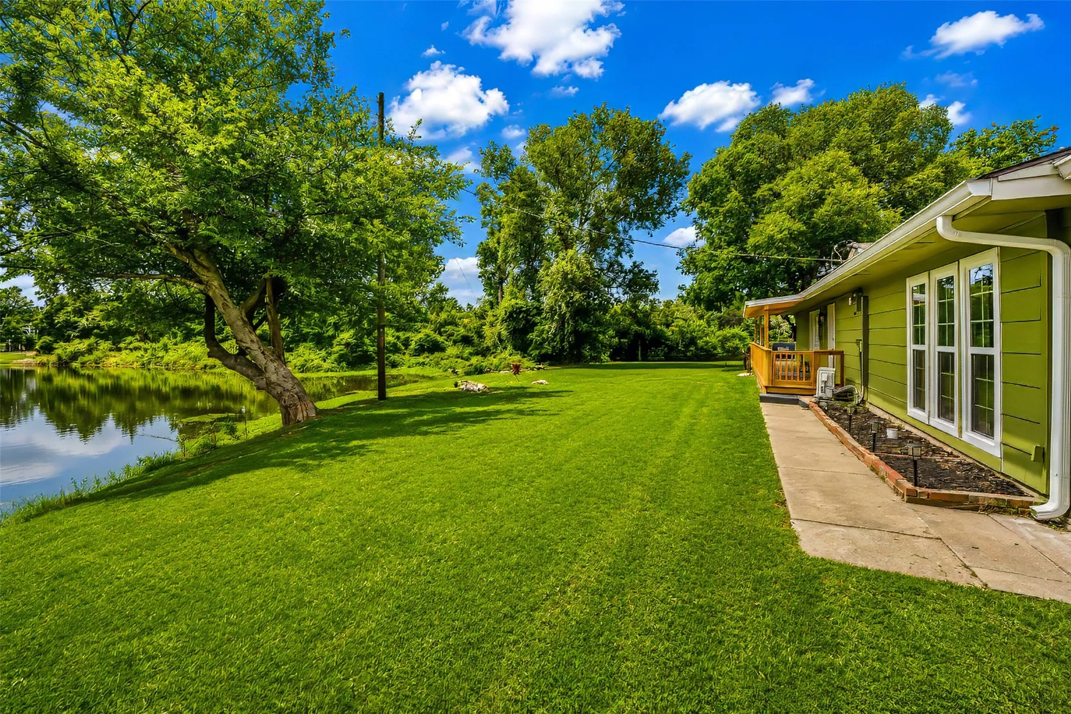 Gorgeous view of side of home