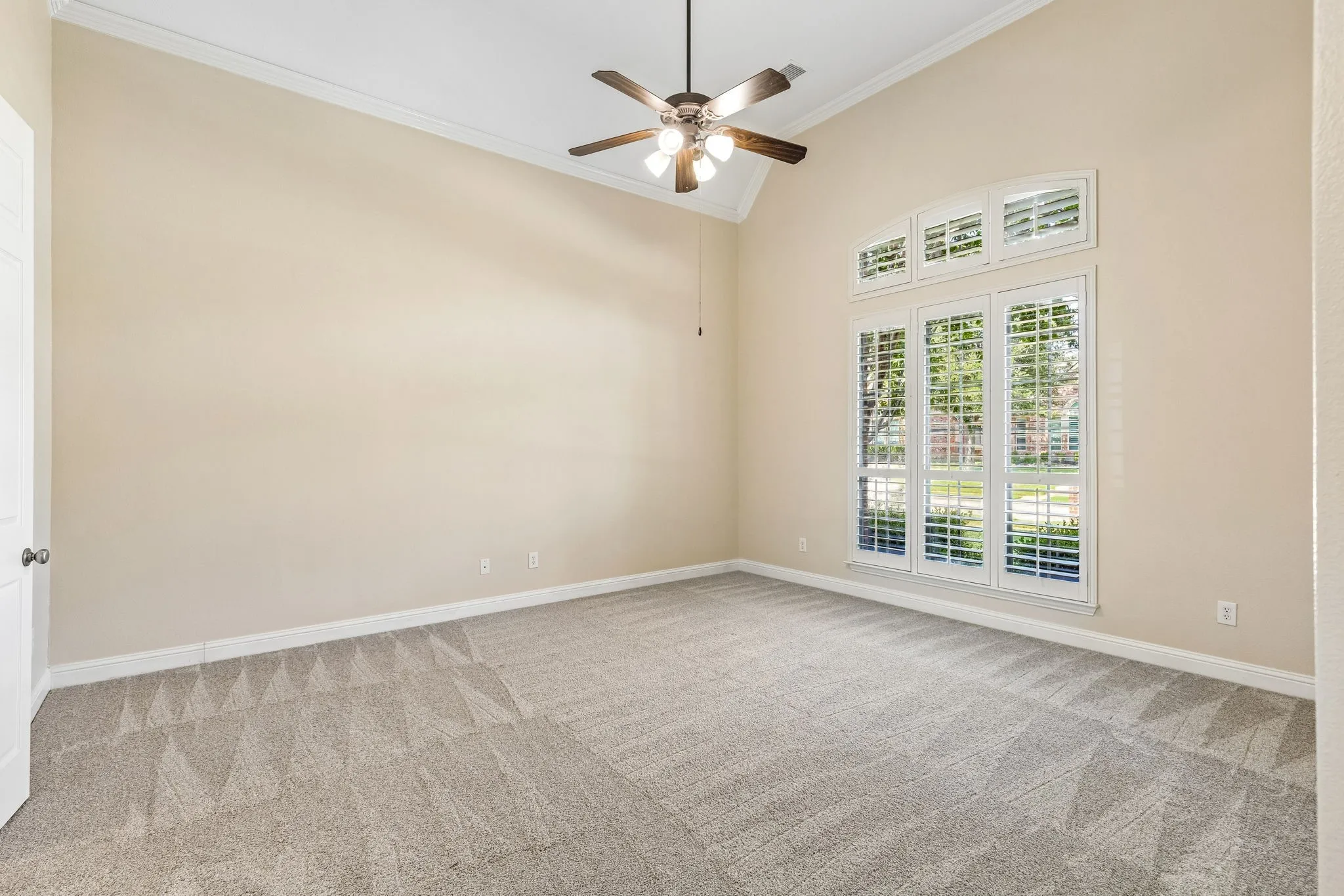 Vaulted ceiling with crown molding