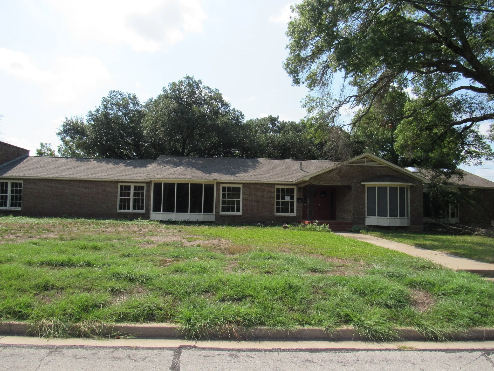 Single Family Residence For Sale in Mc Lennan County , 3300 Oakridge Lane, Waco, Texas 76708, 3 Bedroom, 6 Bathroom, 3 Garage spaces, 4,215 Sqft, built in 1968, mls#21340413, Real Estate Agent in Waco, Homes For Sale in Mc Lennan county, Homes For Sale in Waco, Realtor in Waco Texas, Real Estate Brokerage Independent Realty Texas, Luminita Cordes Realtor