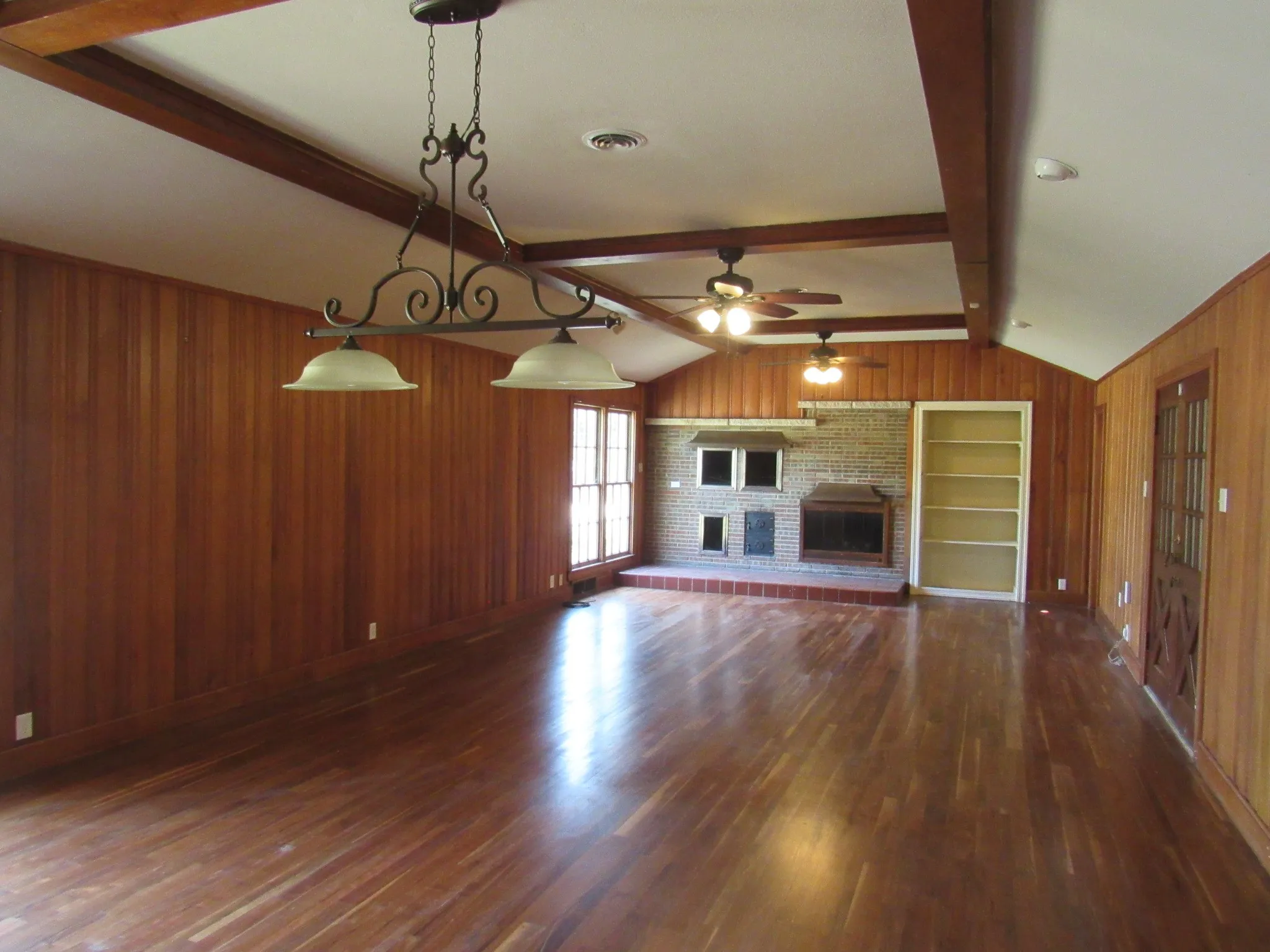 Single Family Residence For Sale in Mc Lennan County , 3300 Oakridge Lane, Waco, Texas 76708, 3 Bedroom, 6 Bathroom, 3 Garage spaces, 4,215 Sqft, built in 1968, mls#21340413, Real Estate Agent in Waco, Homes For Sale in Mc Lennan county, Homes For Sale in Waco, Realtor in Waco Texas, Real Estate Brokerage Independent Realty Texas, Luminita Cordes Realtor