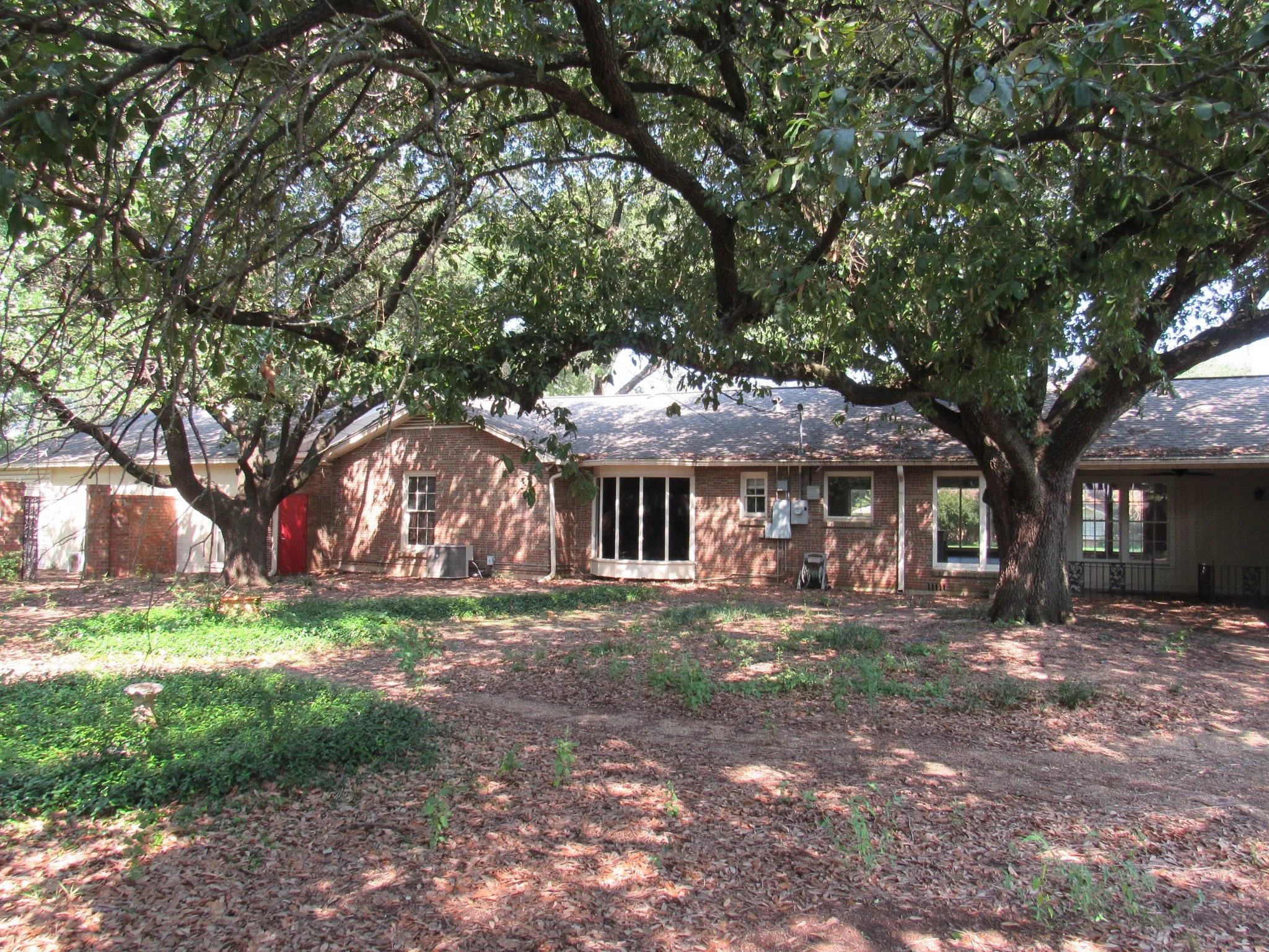 Single Family Residence For Sale in Mc Lennan County , 3300 Oakridge Lane, Waco, Texas 76708, 3 Bedroom, 6 Bathroom, 3 Garage spaces, 4,215 Sqft, built in 1968, mls#21340413, Real Estate Agent in Waco, Homes For Sale in Mc Lennan county, Homes For Sale in Waco, Realtor in Waco Texas, Real Estate Brokerage Independent Realty Texas, Luminita Cordes Realtor