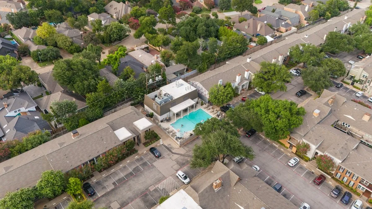 Condominium For Sale in Dallas County , 5907 Copperwood Lane 1138, Dallas, Texas 75248, 2 Bedroom, 3 Bathroom, Garage spaces, 1,502 Sqft, built in 1968, mls#21342070, Real Estate Agent in Dallas, Homes For Sale in Dallas county, Homes For Sale in Dallas, Realtor in Dallas Texas, Real Estate Brokerage Independent Realty Texas, Luminita Cordes Realtor
