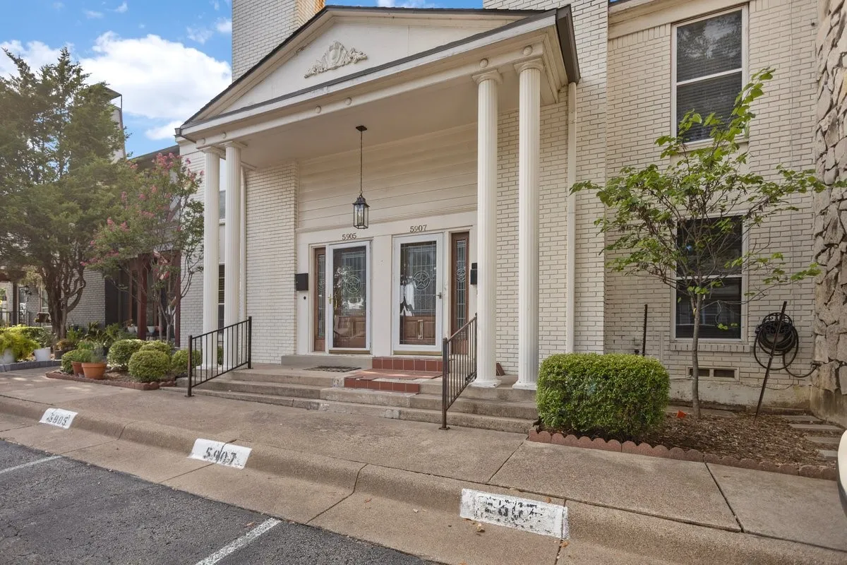 Condominium For Sale in Dallas County , 5907 Copperwood Lane 1138, Dallas, Texas 75248, 2 Bedroom, 3 Bathroom, Garage spaces, 1,502 Sqft, built in 1968, mls#21342070, Real Estate Agent in Dallas, Homes For Sale in Dallas county, Homes For Sale in Dallas, Realtor in Dallas Texas, Real Estate Brokerage Independent Realty Texas, Luminita Cordes Realtor