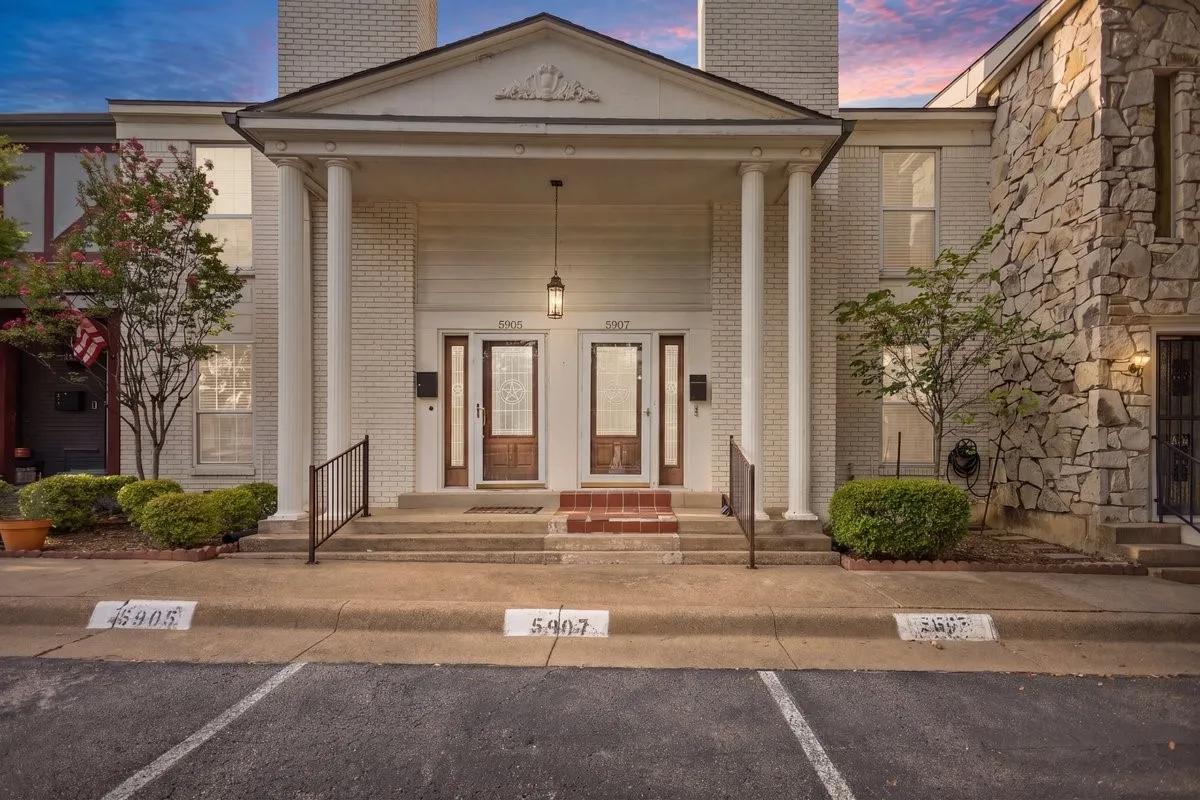 Condominium For Sale in Dallas County , 5907 Copperwood Lane 1138, Dallas, Texas 75248, 2 Bedroom, 3 Bathroom, Garage spaces, 1,502 Sqft, built in 1968, mls#21342070, Real Estate Agent in Dallas, Homes For Sale in Dallas county, Homes For Sale in Dallas, Realtor in Dallas Texas, Real Estate Brokerage Independent Realty Texas, Luminita Cordes Realtor