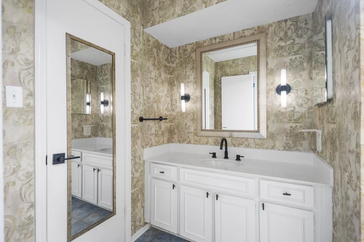 Condominium For Sale in Dallas County , 5907 Copperwood Lane 1138, Dallas, Texas 75248, 2 Bedroom, 3 Bathroom, Garage spaces, 1,502 Sqft, built in 1968, mls#21342070, Real Estate Agent in Dallas, Homes For Sale in Dallas county, Homes For Sale in Dallas, Realtor in Dallas Texas, Real Estate Brokerage Independent Realty Texas, Luminita Cordes Realtor