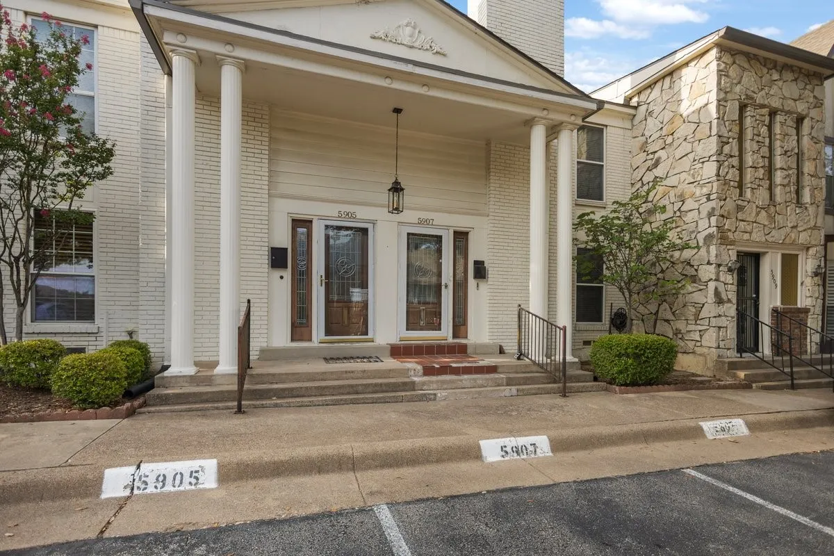 Condominium For Sale in Dallas County , 5907 Copperwood Lane 1138, Dallas, Texas 75248, 2 Bedroom, 3 Bathroom, Garage spaces, 1,502 Sqft, built in 1968, mls#21342070, Real Estate Agent in Dallas, Homes For Sale in Dallas county, Homes For Sale in Dallas, Realtor in Dallas Texas, Real Estate Brokerage Independent Realty Texas, Luminita Cordes Realtor