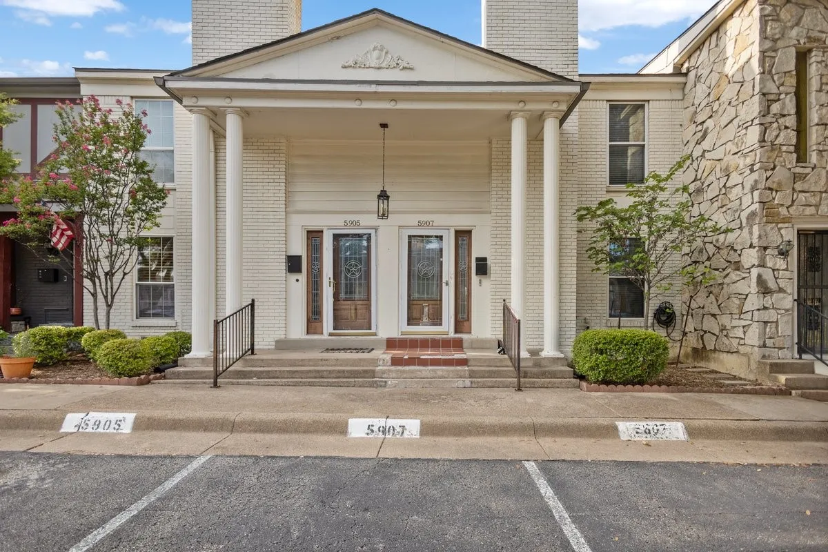 Condominium For Sale in Dallas County , 5907 Copperwood Lane 1138, Dallas, Texas 75248, 2 Bedroom, 3 Bathroom, Garage spaces, 1,502 Sqft, built in 1968, mls#21342070, Real Estate Agent in Dallas, Homes For Sale in Dallas county, Homes For Sale in Dallas, Realtor in Dallas Texas, Real Estate Brokerage Independent Realty Texas, Luminita Cordes Realtor