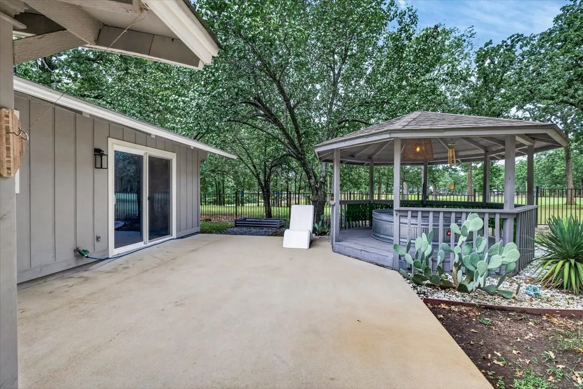 Single Family Residence For Rent in Henderson County , 127 Pinnacle Club Drive, Mabank, Texas 75156, 3 Bedroom, 3 Bathroom, 2 Garage spaces, 2,062 Sqft, built in 1989, Price $3,200, mls#21343107, Real Estate Agent in Mabank, Homes For Rent in Henderson county, Homes For Rent in Mabank, Realtor in Mabank Texas, Real Estate Brokerage Independent Realty Texas, Luminita Cordes Realtor