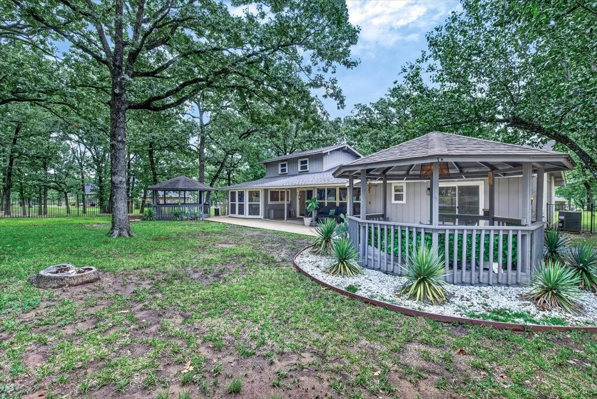 Single Family Residence For Rent in Henderson County , 127 Pinnacle Club Drive, Mabank, Texas 75156, 3 Bedroom, 3 Bathroom, 2 Garage spaces, 2,062 Sqft, built in 1989, Price $3,200, mls#21343107, Real Estate Agent in Mabank, Homes For Rent in Henderson county, Homes For Rent in Mabank, Realtor in Mabank Texas, Real Estate Brokerage Independent Realty Texas, Luminita Cordes Realtor
