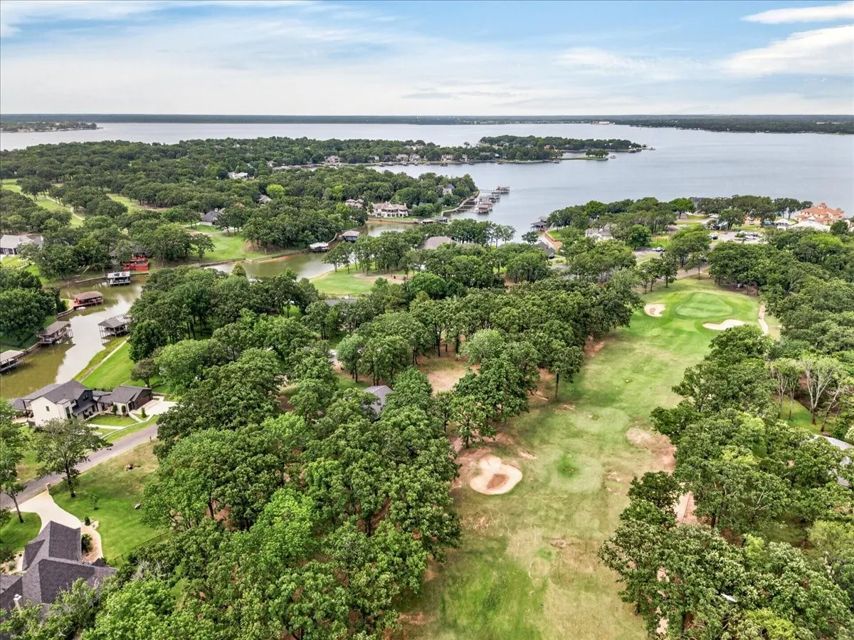 Single Family Residence For Rent in Henderson County , 127 Pinnacle Club Drive, Mabank, Texas 75156, 3 Bedroom, 3 Bathroom, 2 Garage spaces, 2,062 Sqft, built in 1989, Price $3,200, mls#21343107, Real Estate Agent in Mabank, Homes For Rent in Henderson county, Homes For Rent in Mabank, Realtor in Mabank Texas, Real Estate Brokerage Independent Realty Texas, Luminita Cordes Realtor