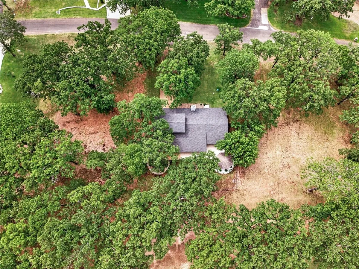 Single Family Residence For Rent in Henderson County , 127 Pinnacle Club Drive, Mabank, Texas 75156, 3 Bedroom, 3 Bathroom, 2 Garage spaces, 2,062 Sqft, built in 1989, Price $3,200, mls#21343107, Real Estate Agent in Mabank, Homes For Rent in Henderson county, Homes For Rent in Mabank, Realtor in Mabank Texas, Real Estate Brokerage Independent Realty Texas, Luminita Cordes Realtor