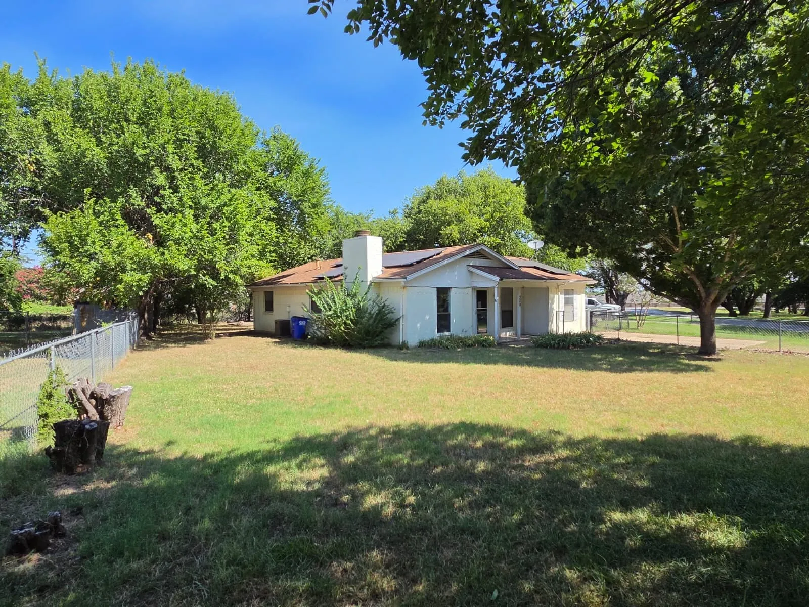 Single Family Residence For Sale in Tarrant County , 329 Walnut Avenue, Azle, Texas 76020, 3 Bedroom, 2 Bathroom, Garage spaces, 1,543 Sqft, built in 1984, mls#21342473, Real Estate Agent in Azle, Homes For Sale in Tarrant county, Homes For Sale in Azle, Realtor in Azle Texas, Real Estate Brokerage Independent Realty Texas, Luminita Cordes Realtor