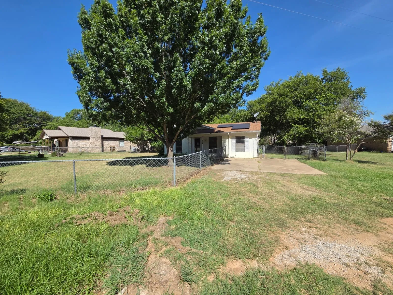 Single Family Residence For Sale in Tarrant County , 329 Walnut Avenue, Azle, Texas 76020, 3 Bedroom, 2 Bathroom, Garage spaces, 1,543 Sqft, built in 1984, mls#21342473, Real Estate Agent in Azle, Homes For Sale in Tarrant county, Homes For Sale in Azle, Realtor in Azle Texas, Real Estate Brokerage Independent Realty Texas, Luminita Cordes Realtor