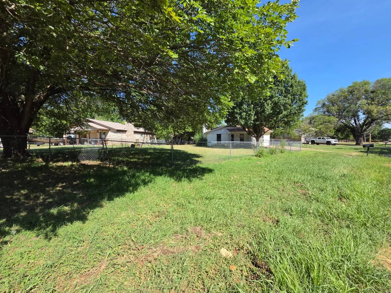 Single Family Residence For Sale in Tarrant County , 329 Walnut Avenue, Azle, Texas 76020, 3 Bedroom, 2 Bathroom, Garage spaces, 1,543 Sqft, built in 1984, mls#21342473, Real Estate Agent in Azle, Homes For Sale in Tarrant county, Homes For Sale in Azle, Realtor in Azle Texas, Real Estate Brokerage Independent Realty Texas, Luminita Cordes Realtor