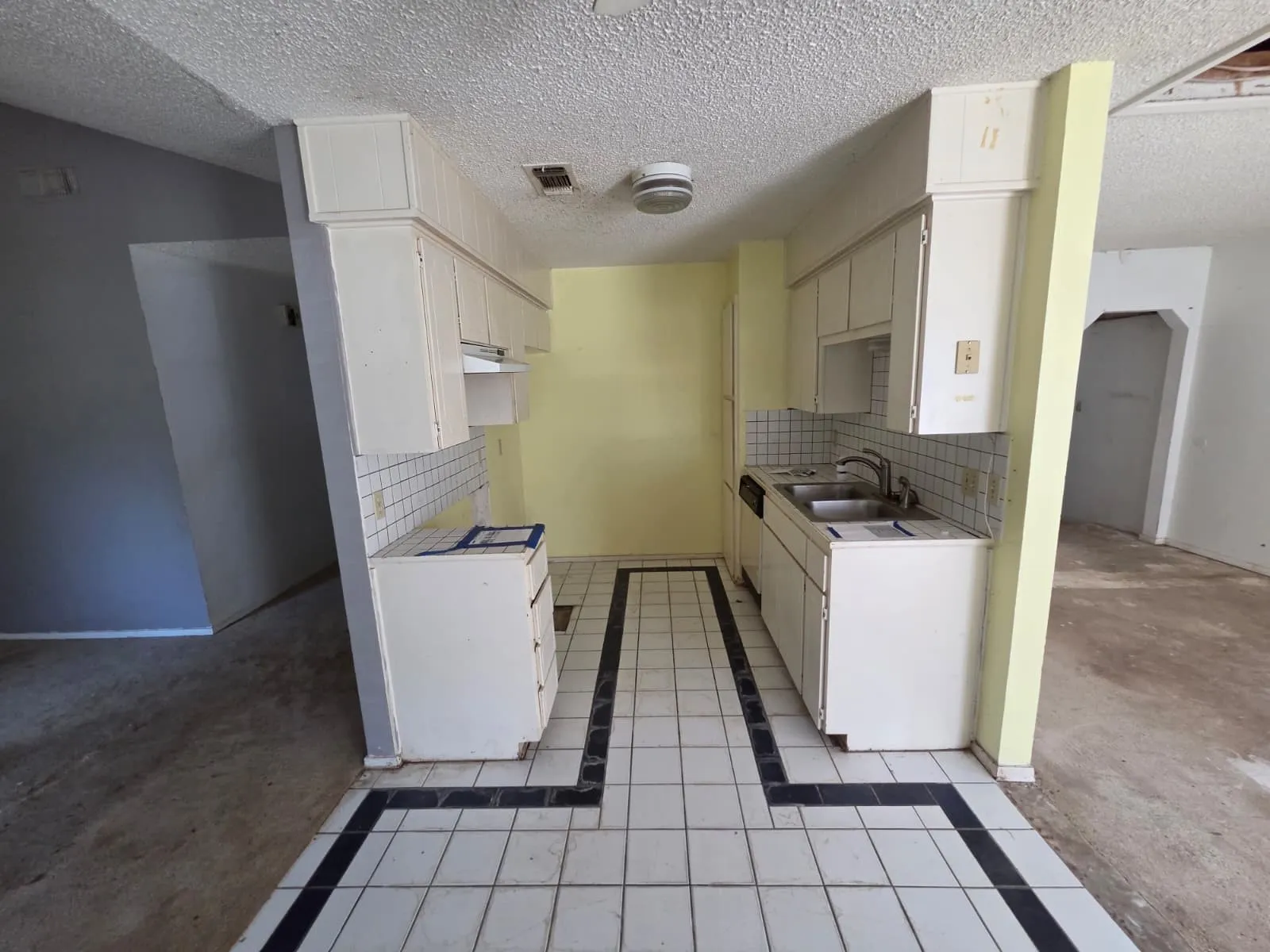 Single Family Residence For Sale in Tarrant County , 329 Walnut Avenue, Azle, Texas 76020, 3 Bedroom, 2 Bathroom, Garage spaces, 1,543 Sqft, built in 1984, mls#21342473, Real Estate Agent in Azle, Homes For Sale in Tarrant county, Homes For Sale in Azle, Realtor in Azle Texas, Real Estate Brokerage Independent Realty Texas, Luminita Cordes Realtor