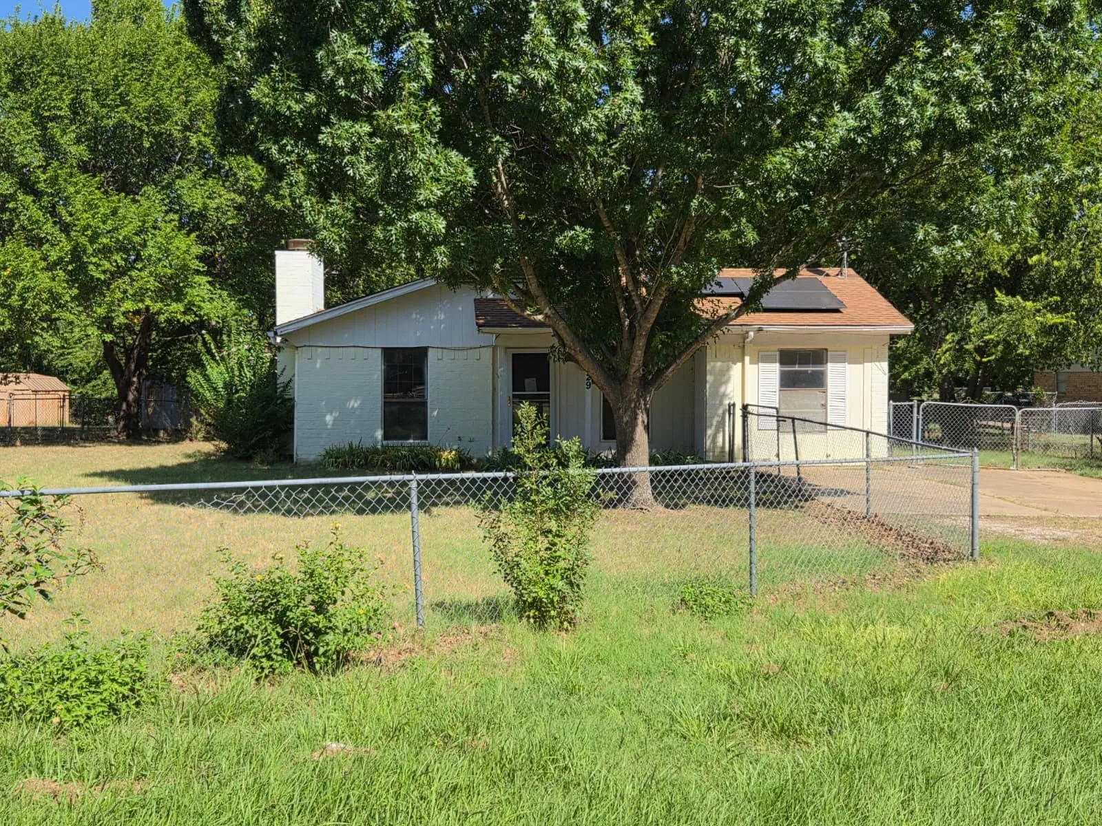 Single Family Residence For Sale in Tarrant County , 329 Walnut Avenue, Azle, Texas 76020, 3 Bedroom, 2 Bathroom, Garage spaces, 1,543 Sqft, built in 1984, mls#21342473, Real Estate Agent in Azle, Homes For Sale in Tarrant county, Homes For Sale in Azle, Realtor in Azle Texas, Real Estate Brokerage Independent Realty Texas, Luminita Cordes Realtor