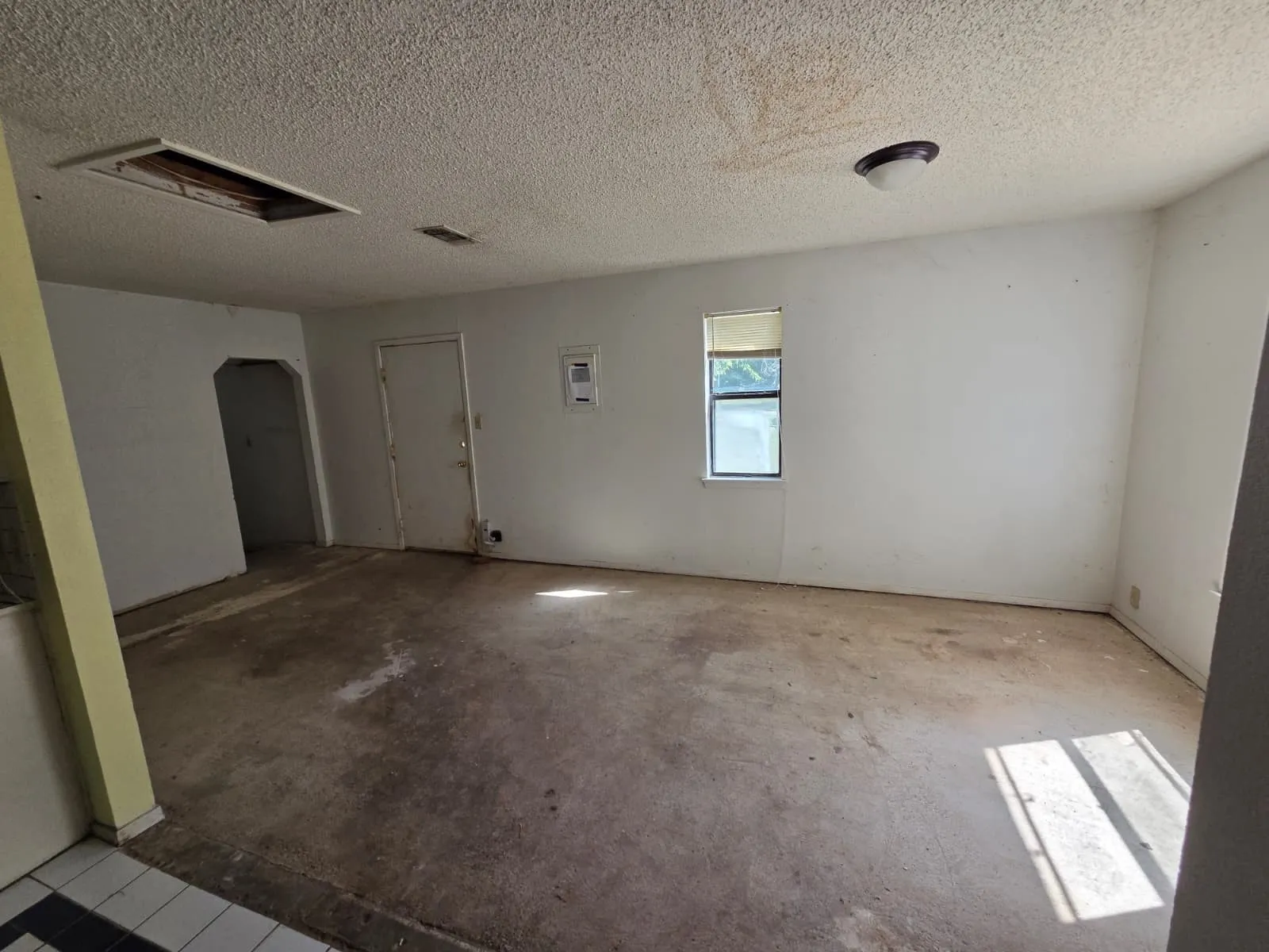 Single Family Residence For Sale in Tarrant County , 329 Walnut Avenue, Azle, Texas 76020, 3 Bedroom, 2 Bathroom, Garage spaces, 1,543 Sqft, built in 1984, mls#21342473, Real Estate Agent in Azle, Homes For Sale in Tarrant county, Homes For Sale in Azle, Realtor in Azle Texas, Real Estate Brokerage Independent Realty Texas, Luminita Cordes Realtor