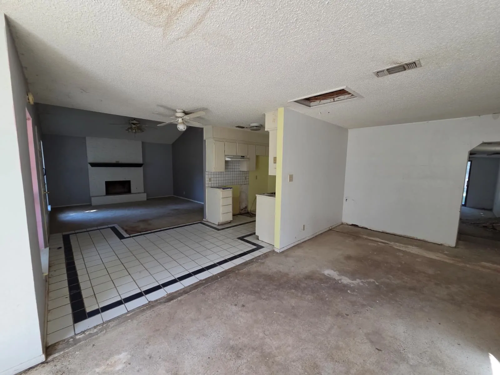 Single Family Residence For Sale in Tarrant County , 329 Walnut Avenue, Azle, Texas 76020, 3 Bedroom, 2 Bathroom, Garage spaces, 1,543 Sqft, built in 1984, mls#21342473, Real Estate Agent in Azle, Homes For Sale in Tarrant county, Homes For Sale in Azle, Realtor in Azle Texas, Real Estate Brokerage Independent Realty Texas, Luminita Cordes Realtor