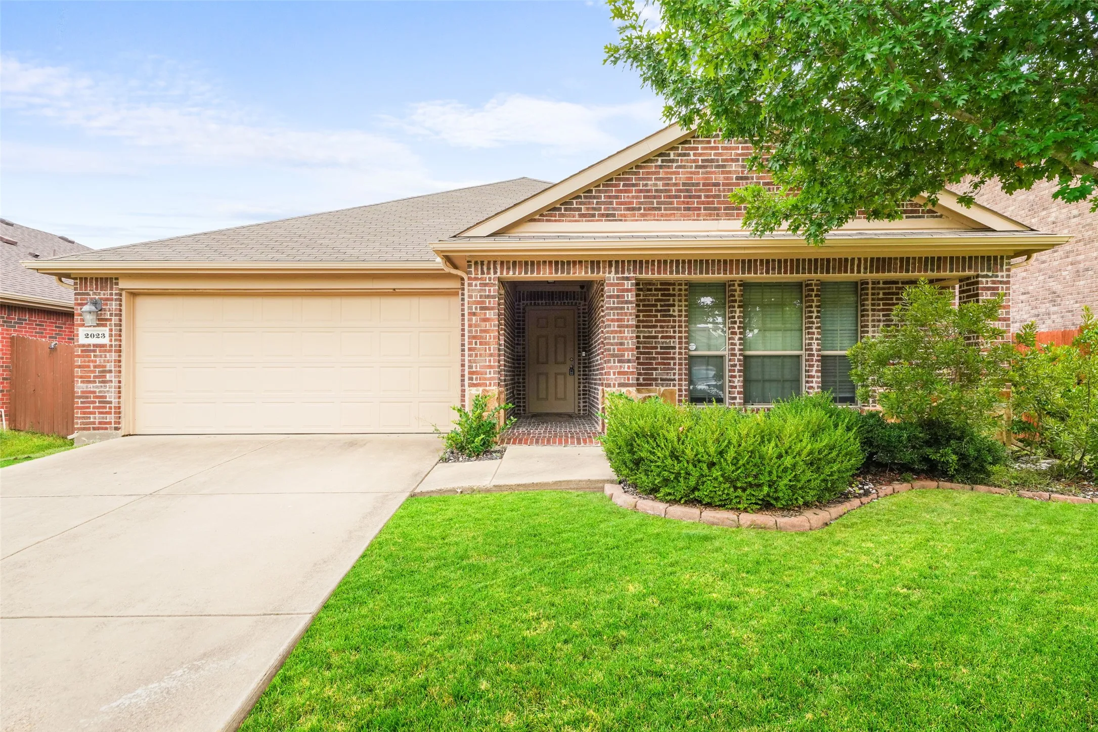 Single Family Residence For Rent in Kaufman County , 2023 Sterling Gate Drive, Heartland, Texas 75126, 3 Bedroom, 2 Bathroom, 2 Garage spaces, 1,740 Sqft, built in 2012, mls#21336439, Real Estate Agent in Heartland, Homes For Rent in Kaufman county, Homes For Rent in Heartland, Realtor in Heartland Texas, Real Estate Brokerage Independent Realty Texas, Luminita Cordes Realtor