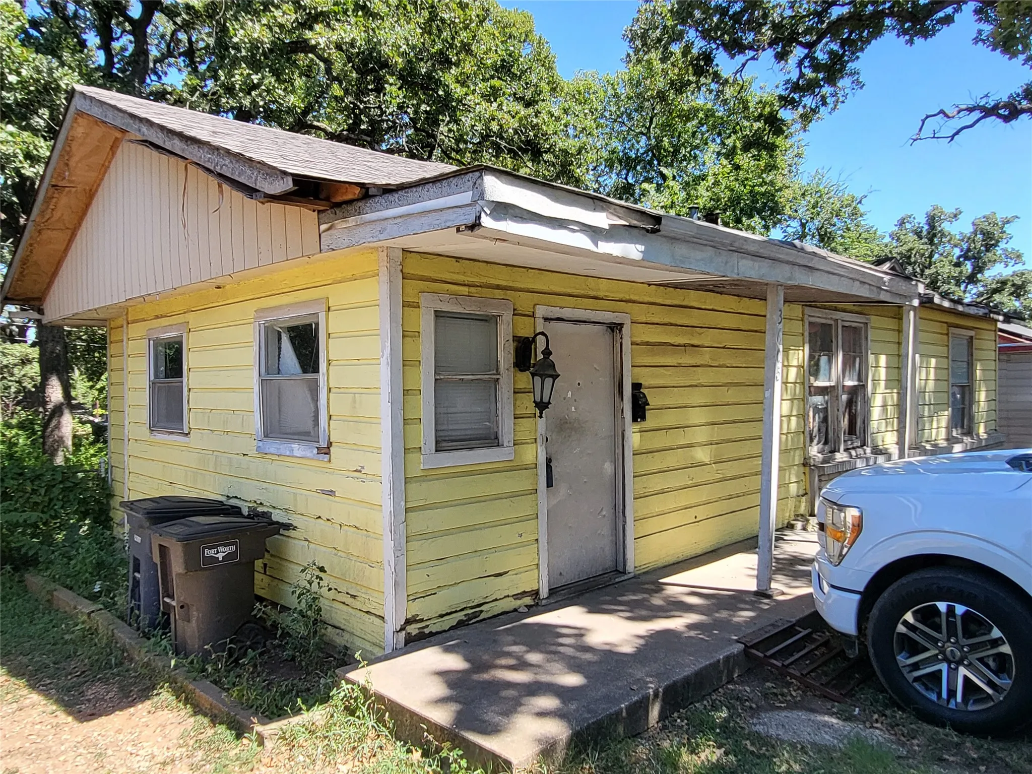 Single Family Residence For Sale in Tarrant County , 3605 Rufus Street, Fort Worth, Texas 76119, 3 Bedroom, 1 Bathroom, Garage spaces, 947 Sqft, built in 1952, mls#21340714, Real Estate Agent in Fort Worth, Homes For Sale in Tarrant county, Homes For Sale in Fort Worth, Realtor in Fort Worth Texas, Real Estate Brokerage Independent Realty Texas, Luminita Cordes Realtor