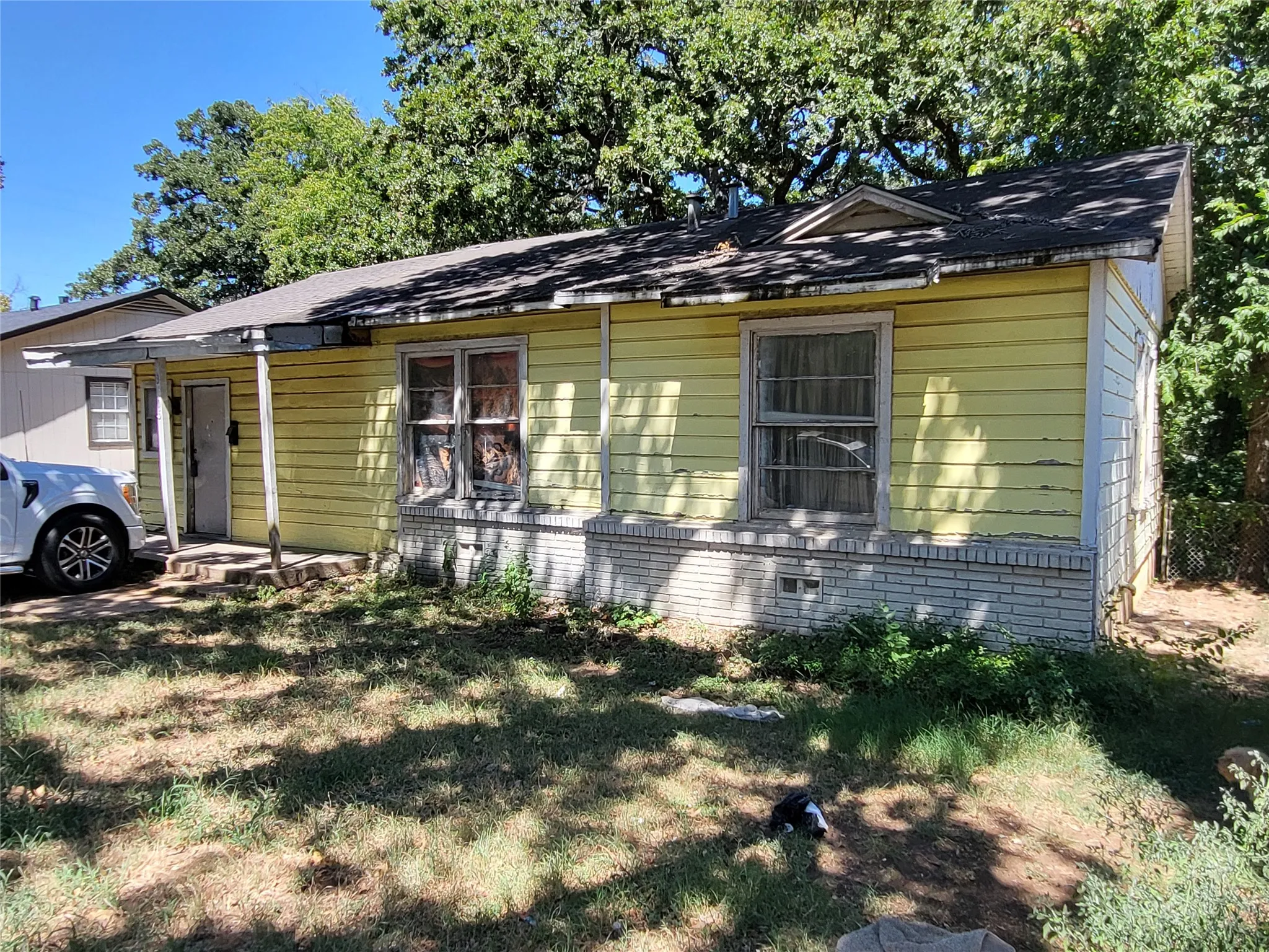 Single Family Residence For Sale in Tarrant County , 3605 Rufus Street, Fort Worth, Texas 76119, 3 Bedroom, 1 Bathroom, Garage spaces, 947 Sqft, built in 1952, mls#21340714, Real Estate Agent in Fort Worth, Homes For Sale in Tarrant county, Homes For Sale in Fort Worth, Realtor in Fort Worth Texas, Real Estate Brokerage Independent Realty Texas, Luminita Cordes Realtor
