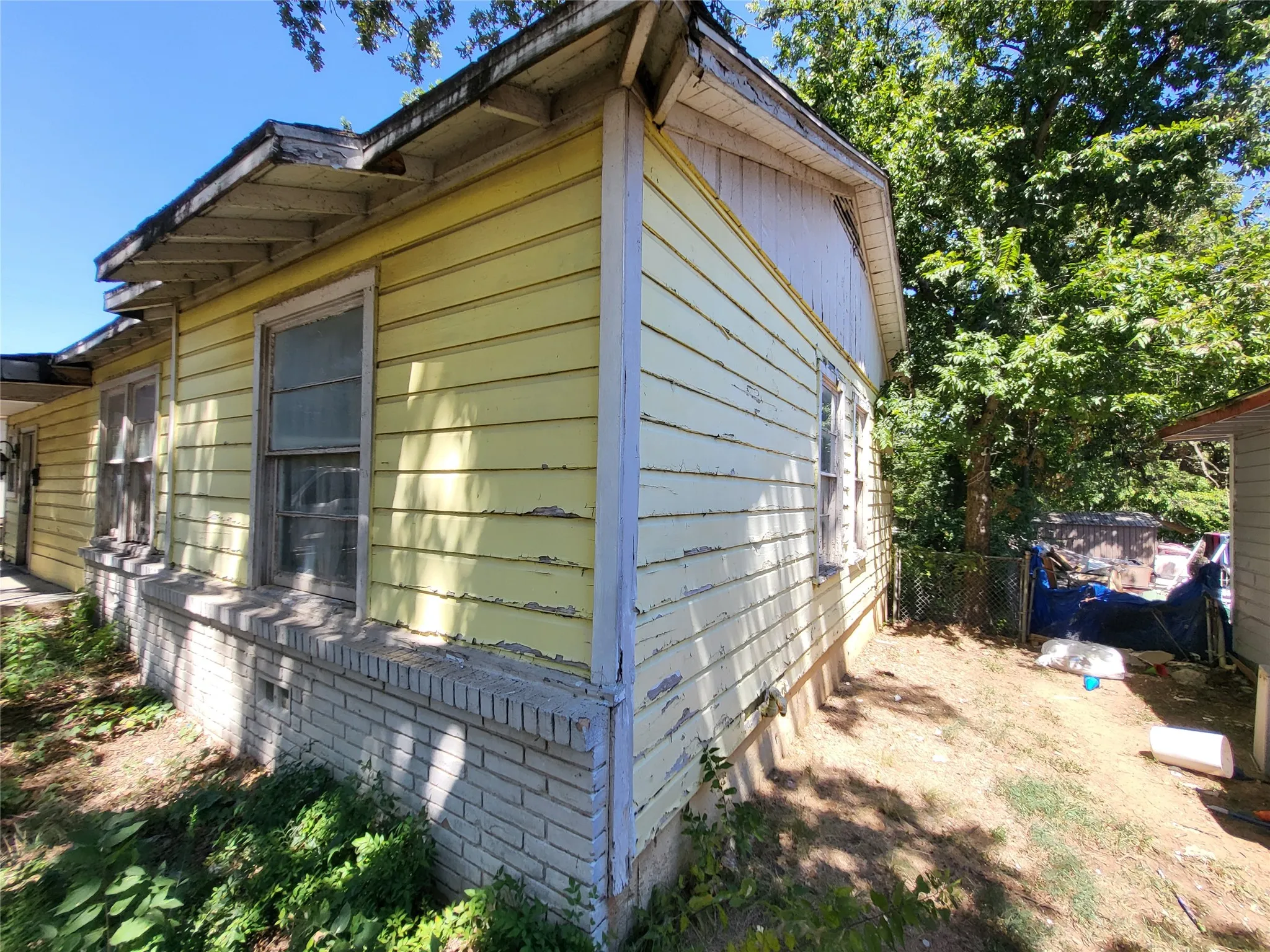 Single Family Residence For Sale in Tarrant County , 3605 Rufus Street, Fort Worth, Texas 76119, 3 Bedroom, 1 Bathroom, Garage spaces, 947 Sqft, built in 1952, mls#21340714, Real Estate Agent in Fort Worth, Homes For Sale in Tarrant county, Homes For Sale in Fort Worth, Realtor in Fort Worth Texas, Real Estate Brokerage Independent Realty Texas, Luminita Cordes Realtor