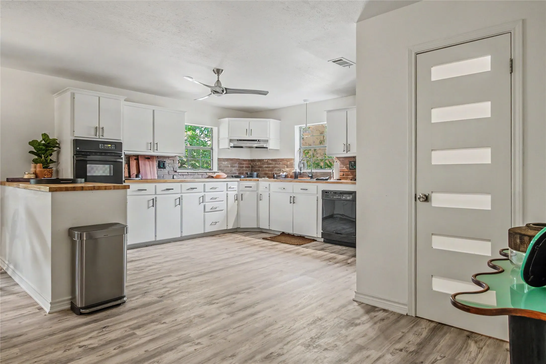 Farm For Sale in Shelby County , 179 County Road 2790, Shelbyville, Texas 75973, 5 Bedroom, 4 Bathroom, 4 Garage spaces, 2,076 Sqft, built in 1998, mls#21343121, Real Estate Agent in Shelbyville, Homes For Sale in Shelby county, Homes For Sale in Shelbyville, Realtor in Shelbyville Texas, Real Estate Brokerage Independent Realty Texas, Luminita Cordes Realtor