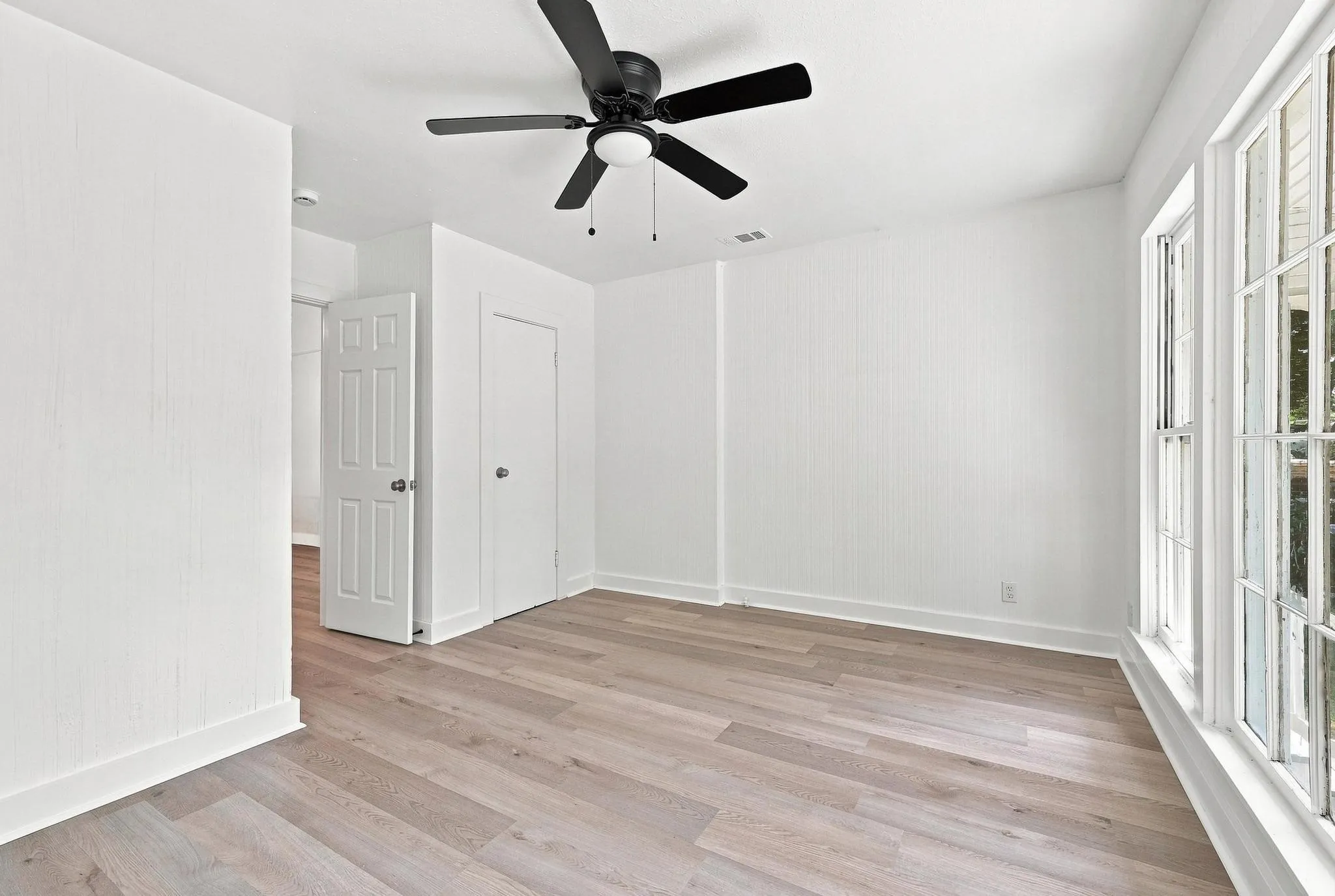 Single Family Residence For Rent in Grayson County , 604 E Morton Street, Denison, Texas 75021, 3 Bedroom, 2 Bathroom, Garage spaces, 1,288 Sqft, built in 1900, mls#21343035, Real Estate Agent in Denison, Homes For Rent in Grayson county, Homes For Rent in Denison, Realtor in Denison Texas, Real Estate Brokerage Independent Realty Texas, Luminita Cordes Realtor