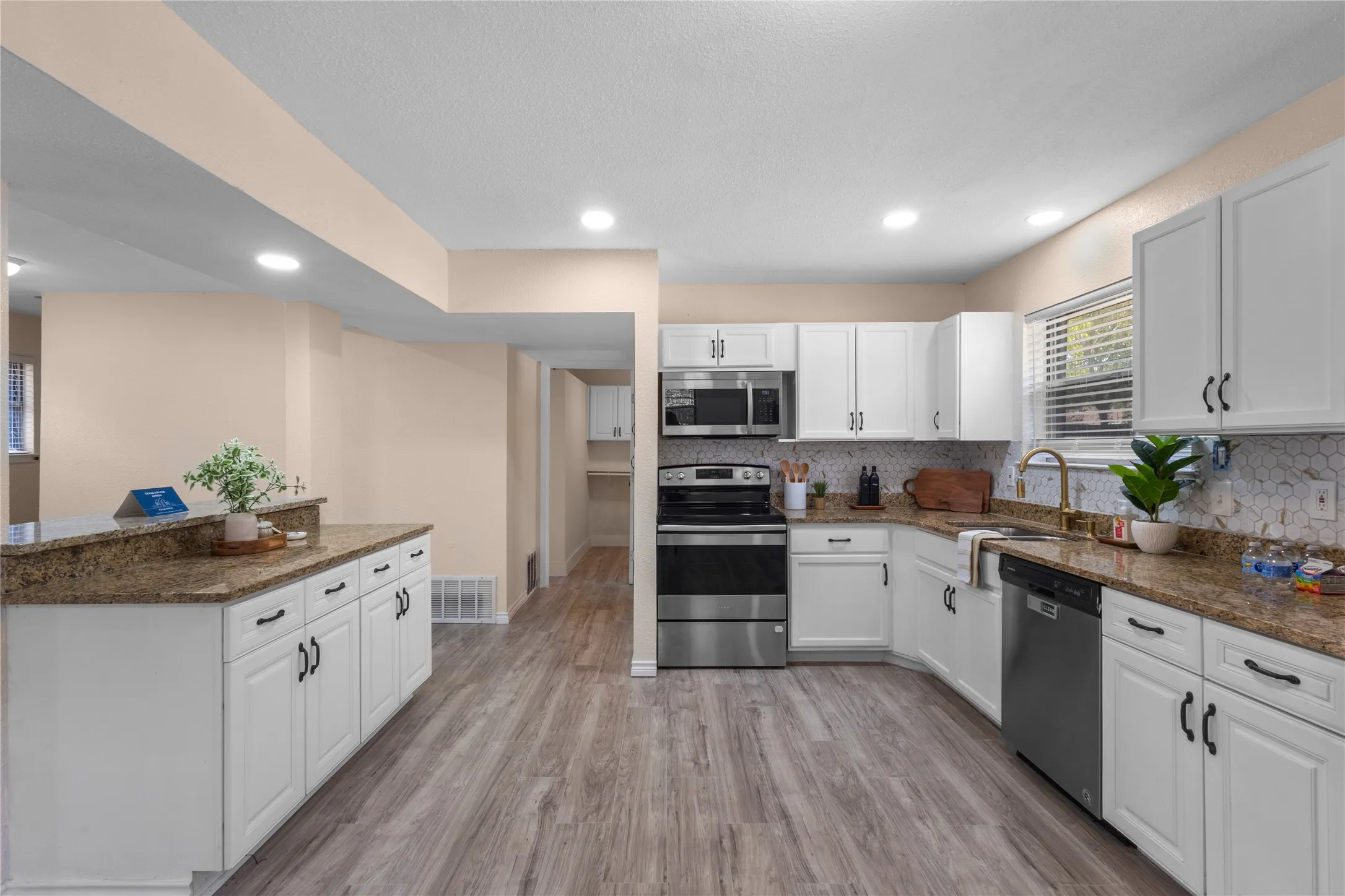 Single Family Residence For Sale in Dallas County , 3417 Flamingo Circle, Mesquite, Texas 75150, 4 Bedroom, 2 Bathroom, Garage spaces, 1,742 Sqft, built in 1961, mls#21343120, Real Estate Agent in Mesquite, Homes For Sale in Dallas county, Homes For Sale in Mesquite, Realtor in Mesquite Texas, Real Estate Brokerage Independent Realty Texas, Luminita Cordes Realtor