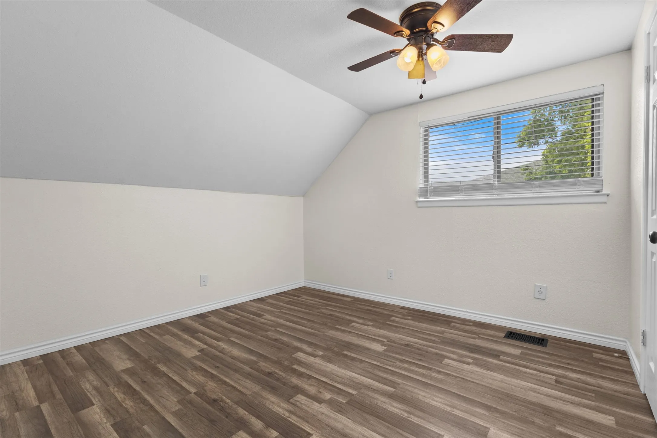 Single Family Residence For Sale in Dallas County , 3417 Flamingo Circle, Mesquite, Texas 75150, 4 Bedroom, 2 Bathroom, Garage spaces, 1,742 Sqft, built in 1961, mls#21343120, Real Estate Agent in Mesquite, Homes For Sale in Dallas county, Homes For Sale in Mesquite, Realtor in Mesquite Texas, Real Estate Brokerage Independent Realty Texas, Luminita Cordes Realtor