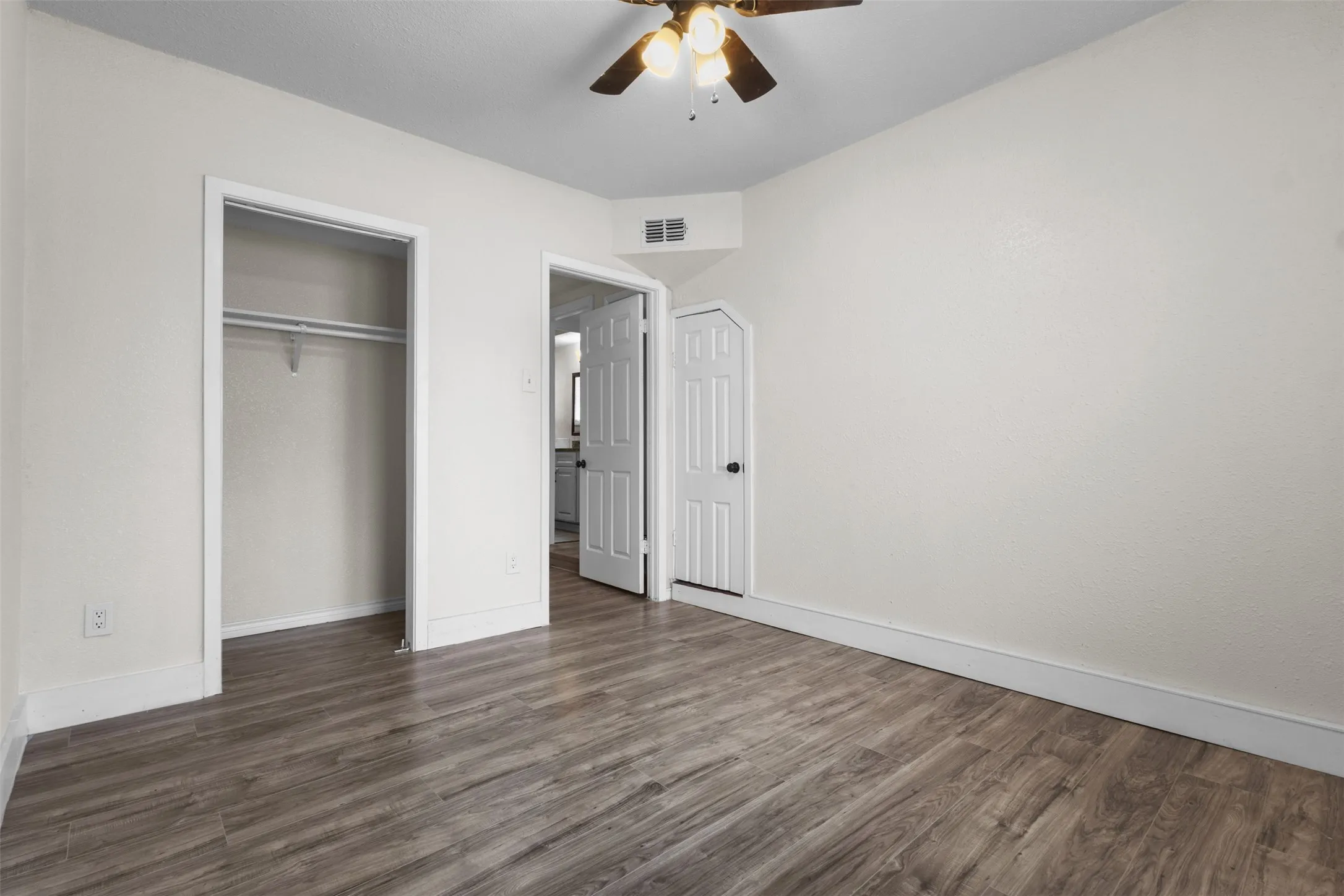 Single Family Residence For Sale in Dallas County , 3417 Flamingo Circle, Mesquite, Texas 75150, 4 Bedroom, 2 Bathroom, Garage spaces, 1,742 Sqft, built in 1961, mls#21343120, Real Estate Agent in Mesquite, Homes For Sale in Dallas county, Homes For Sale in Mesquite, Realtor in Mesquite Texas, Real Estate Brokerage Independent Realty Texas, Luminita Cordes Realtor