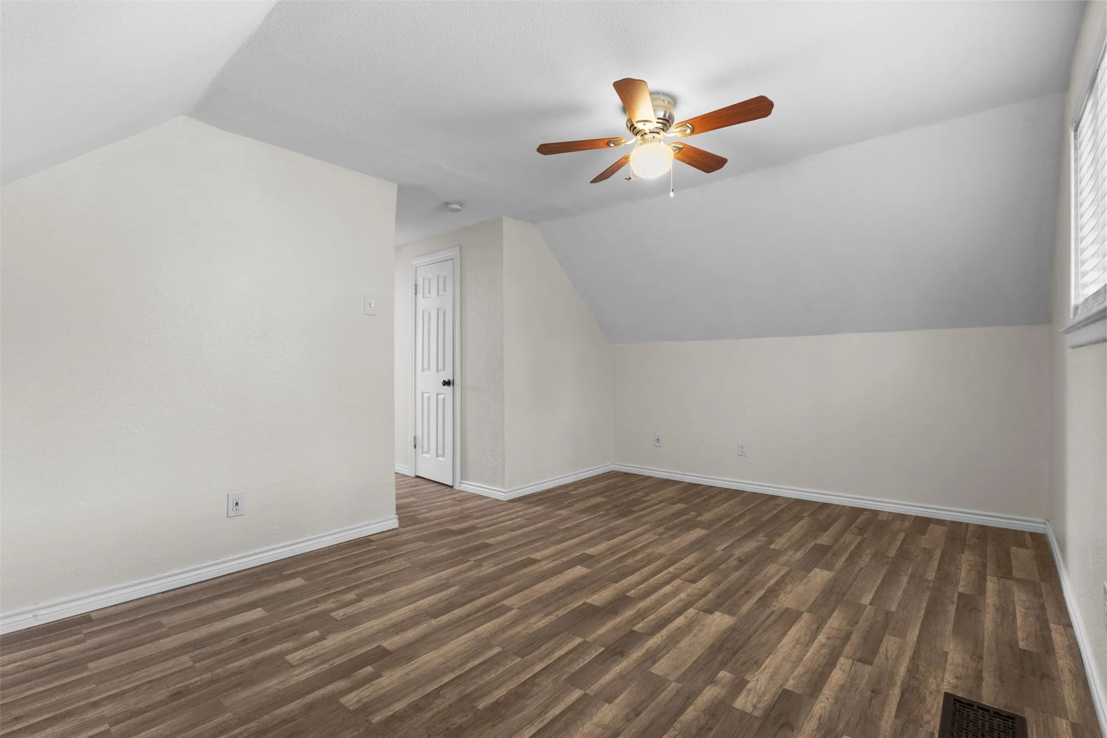 Single Family Residence For Sale in Dallas County , 3417 Flamingo Circle, Mesquite, Texas 75150, 4 Bedroom, 2 Bathroom, Garage spaces, 1,742 Sqft, built in 1961, mls#21343120, Real Estate Agent in Mesquite, Homes For Sale in Dallas county, Homes For Sale in Mesquite, Realtor in Mesquite Texas, Real Estate Brokerage Independent Realty Texas, Luminita Cordes Realtor
