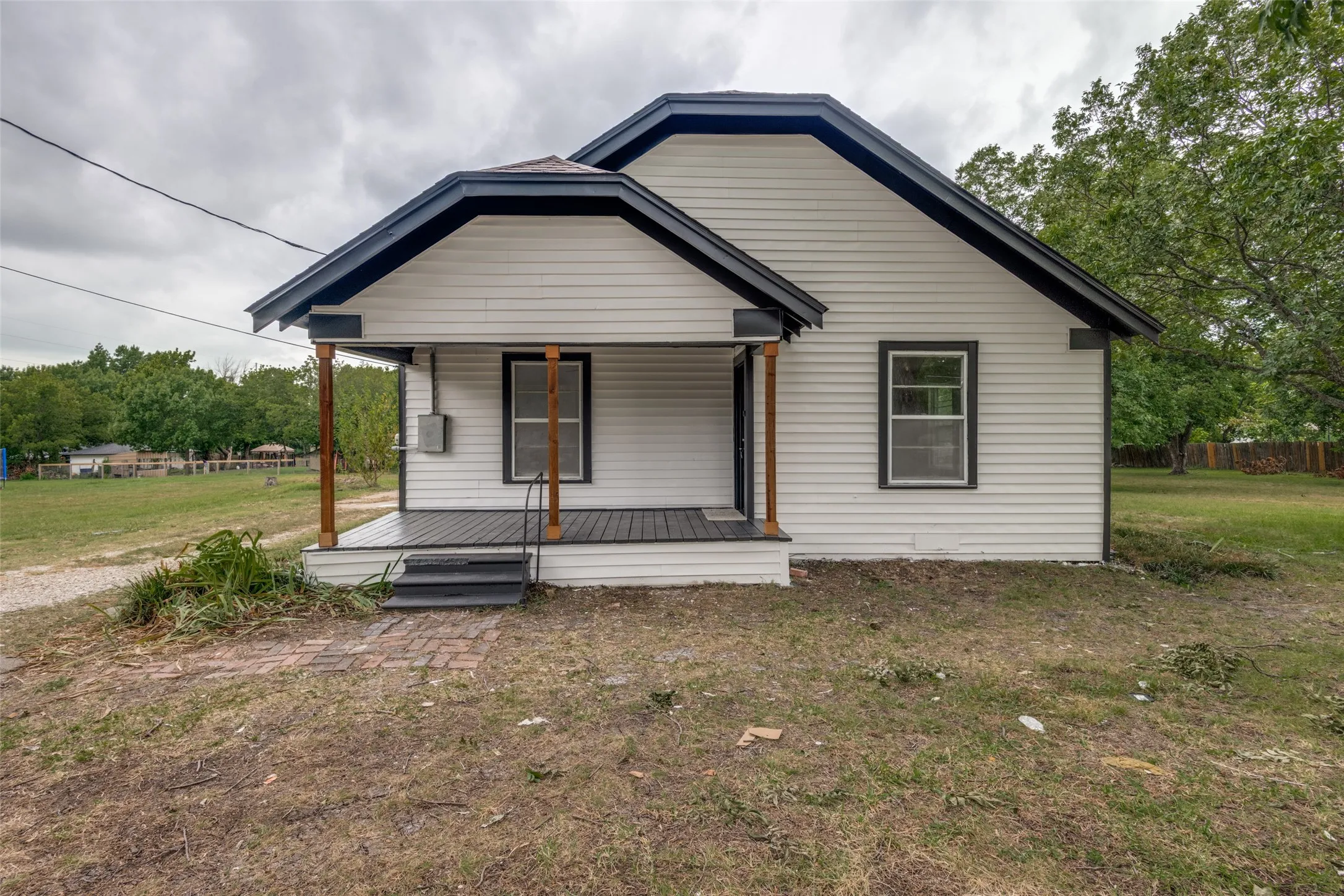 Single Family Residence For Sale in Collin County , 1103 N Houston Street, Royse City, Texas 75189, 3 Bedroom, 2 Bathroom, Garage spaces, 1,444 Sqft, built in 1965, mls#21343147, Real Estate Agent in Royse City, Homes For Sale in Collin county, Homes For Sale in Royse City, Realtor in Royse City Texas, Real Estate Brokerage Independent Realty Texas, Luminita Cordes Realtor