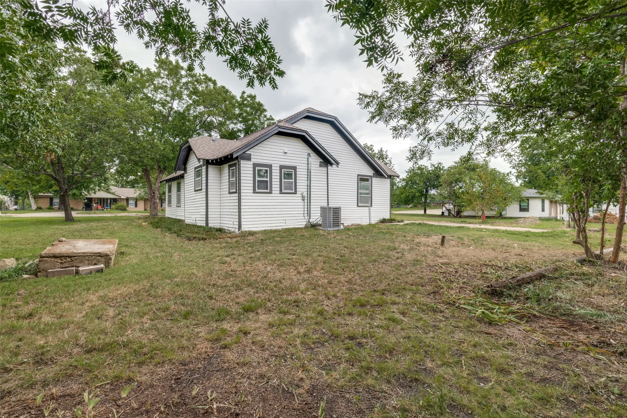 Single Family Residence For Sale in Collin County , 1103 N Houston Street, Royse City, Texas 75189, 3 Bedroom, 2 Bathroom, Garage spaces, 1,444 Sqft, built in 1965, mls#21343147, Real Estate Agent in Royse City, Homes For Sale in Collin county, Homes For Sale in Royse City, Realtor in Royse City Texas, Real Estate Brokerage Independent Realty Texas, Luminita Cordes Realtor